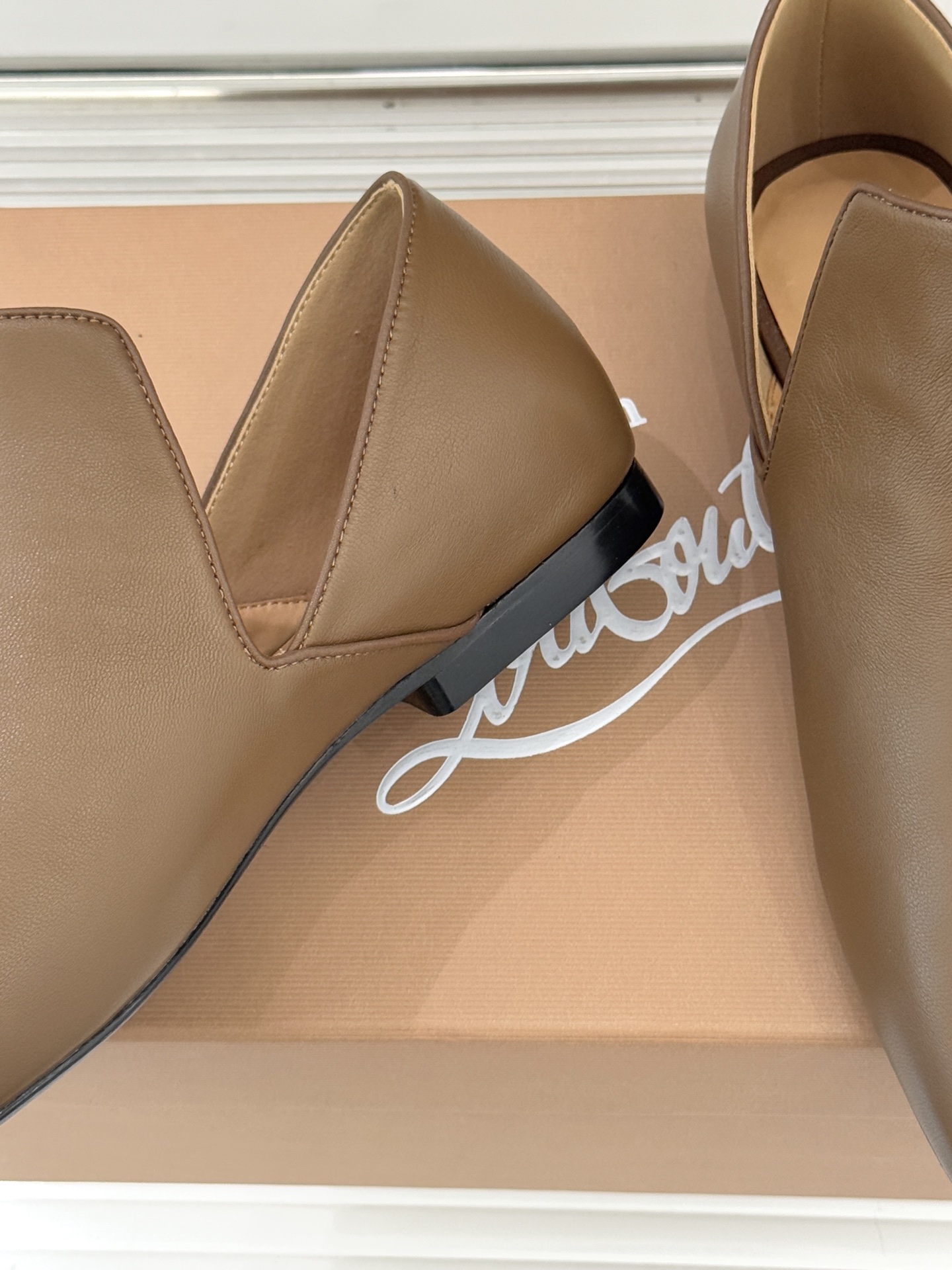 Lemaire 26WF新品复古极简方头乐福鞋单鞋匠艺巧思藏在方头的每一处克制细节里。采用经认证的优质牛