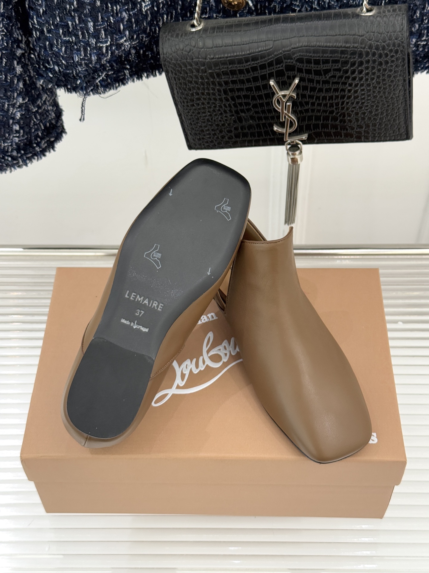 Lemaire 26WF新品复古极简方头乐福鞋单鞋匠艺巧思藏在方头的每一处克制细节里。采用经认证的优质牛