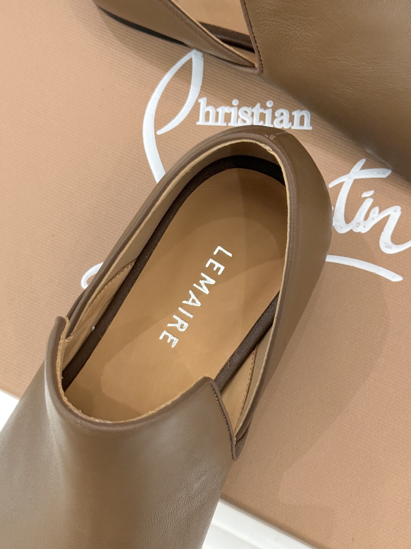 Lemaire 26WF新品复古极简方头乐福鞋单鞋匠艺巧思藏在方头的每一处克制细节里。采用经认证的优质牛