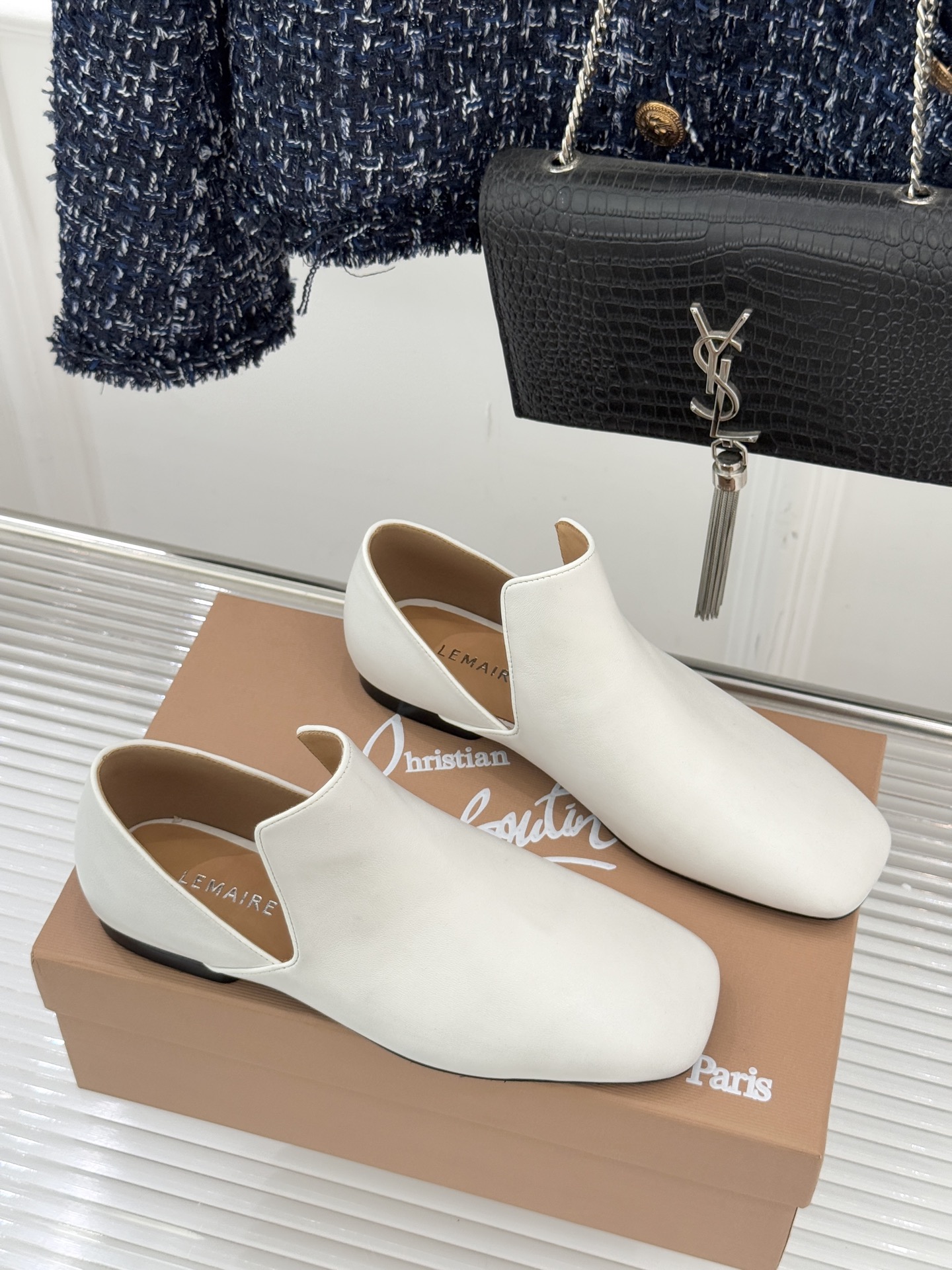 Lemaire 26WF新品复古极简方头乐福鞋单鞋匠艺巧思藏在方头的每一处克制细节里。采用经认证的优质牛