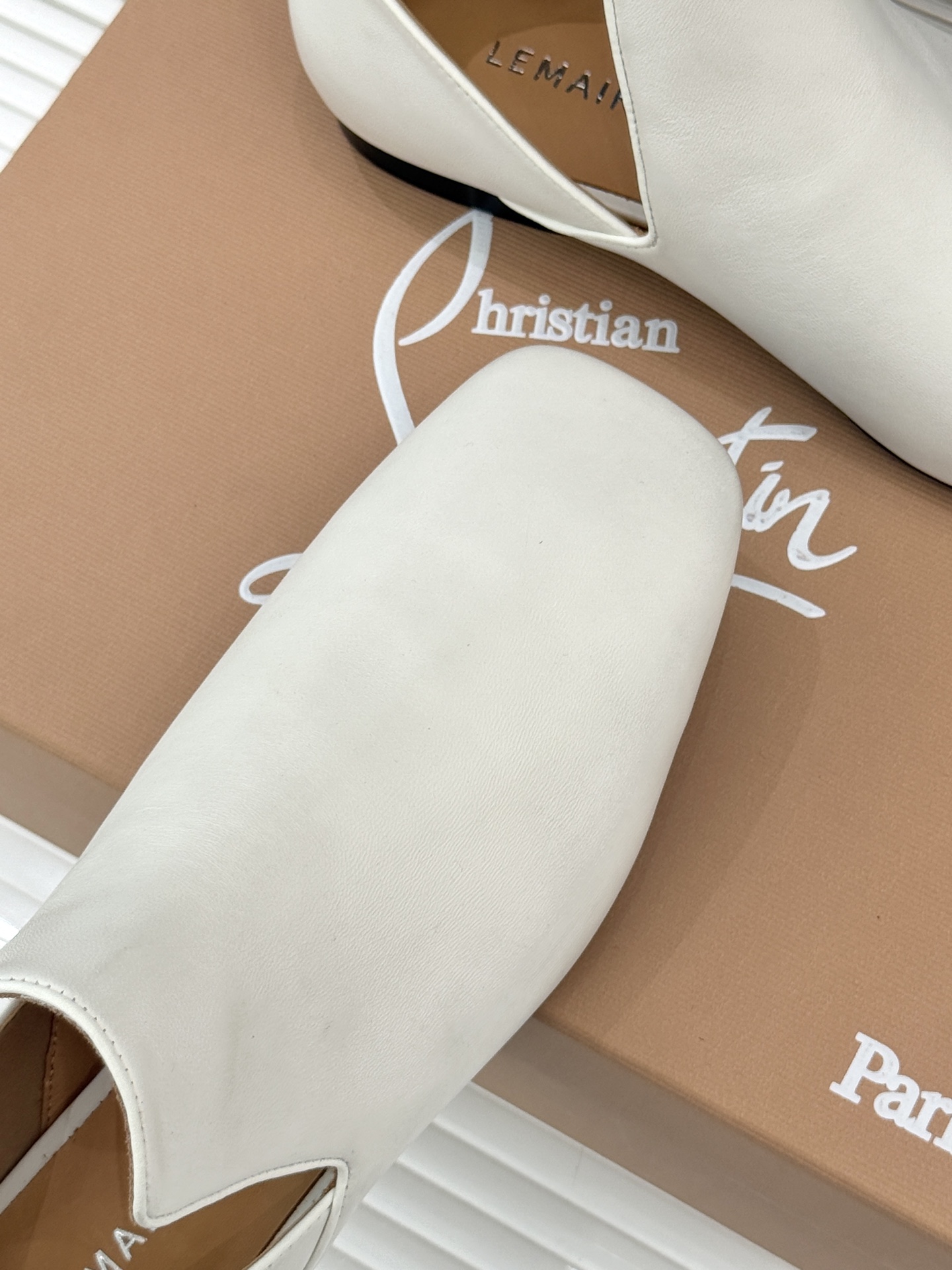 Lemaire 26WF新品复古极简方头乐福鞋单鞋匠艺巧思藏在方头的每一处克制细节里。采用经认证的优质牛