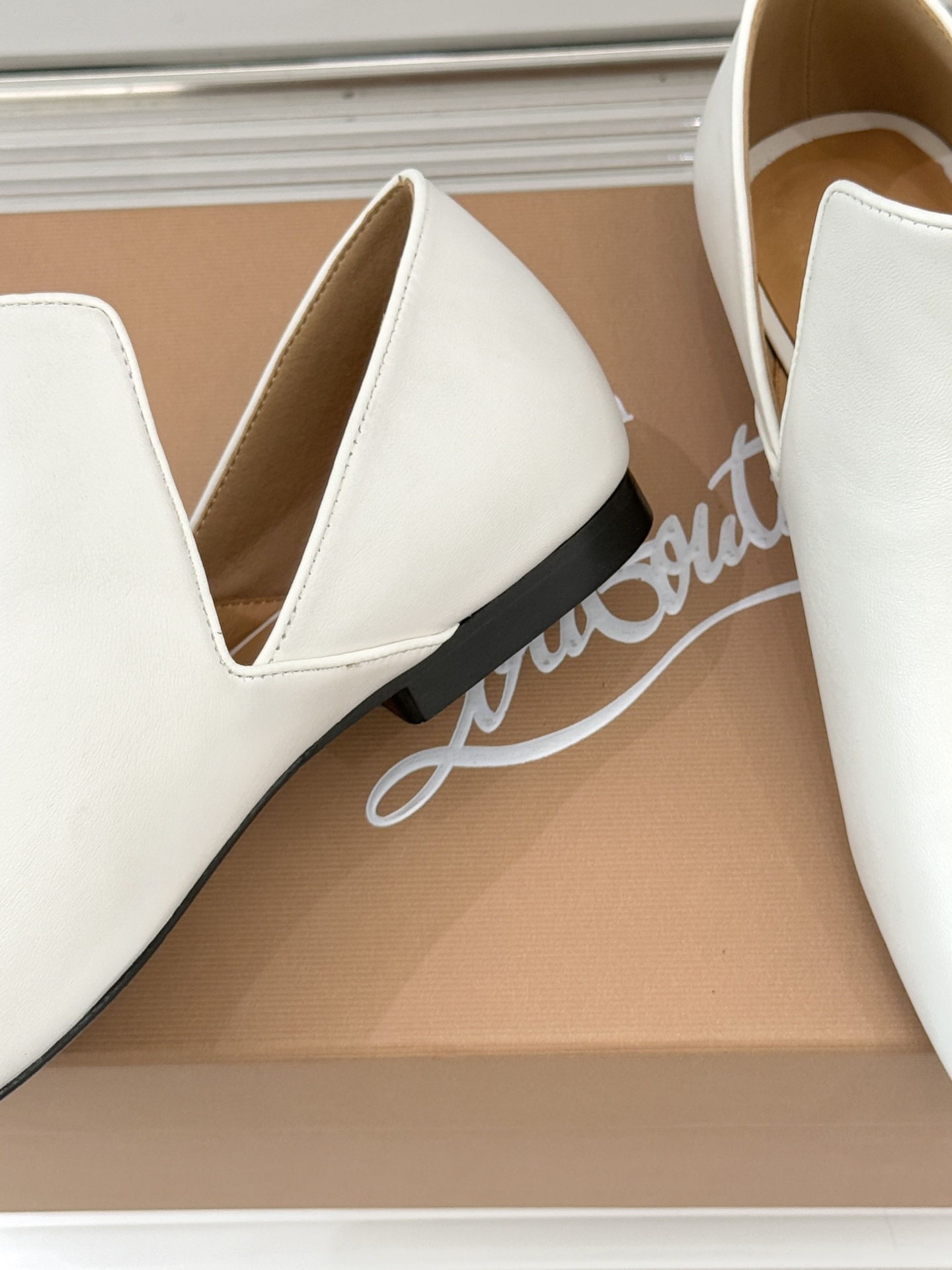 Lemaire 26WF新品复古极简方头乐福鞋单鞋匠艺巧思藏在方头的每一处克制细节里。采用经认证的优质牛