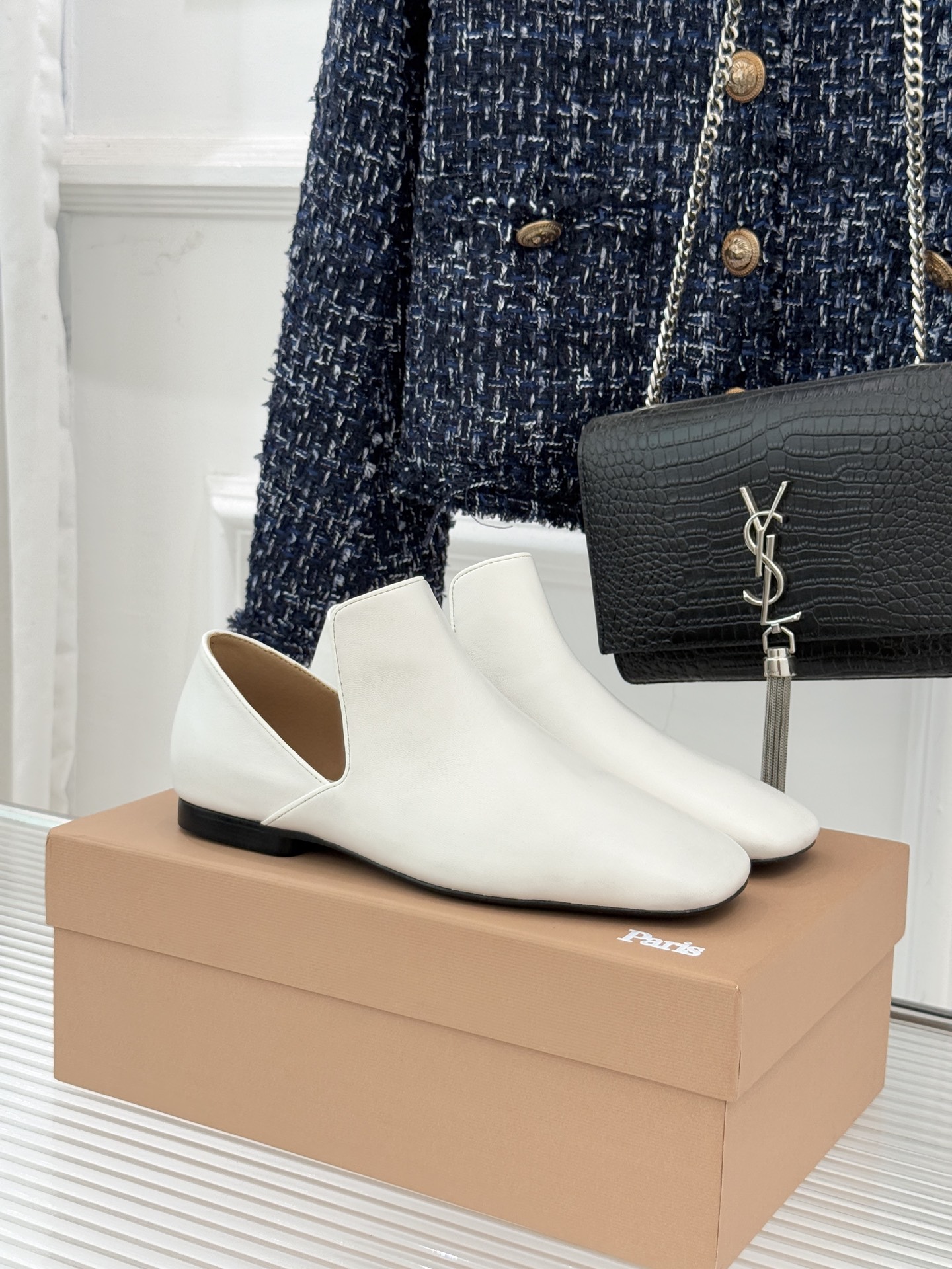 Lemaire 26WF新品复古极简方头乐福鞋单鞋匠艺巧思藏在方头的每一处克制细节里。采用经认证的优质牛