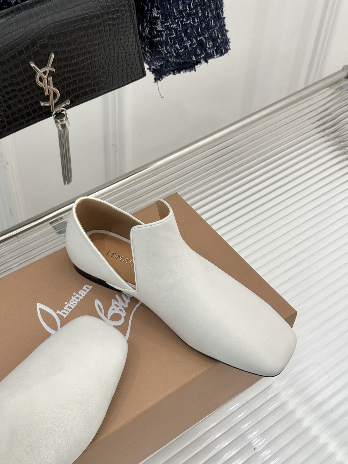 Lemaire 26WF新品复古极简方头乐福鞋单鞋匠艺巧思藏在方头的每一处克制细节里。采用经认证的优质牛