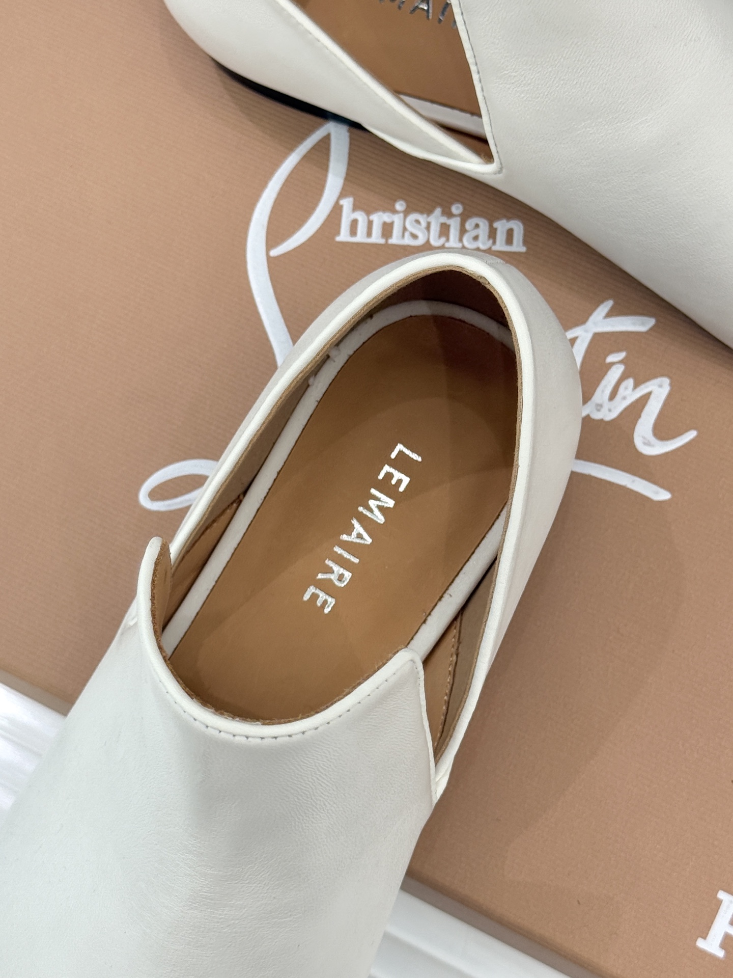 Lemaire 26WF新品复古极简方头乐福鞋单鞋匠艺巧思藏在方头的每一处克制细节里。采用经认证的优质牛