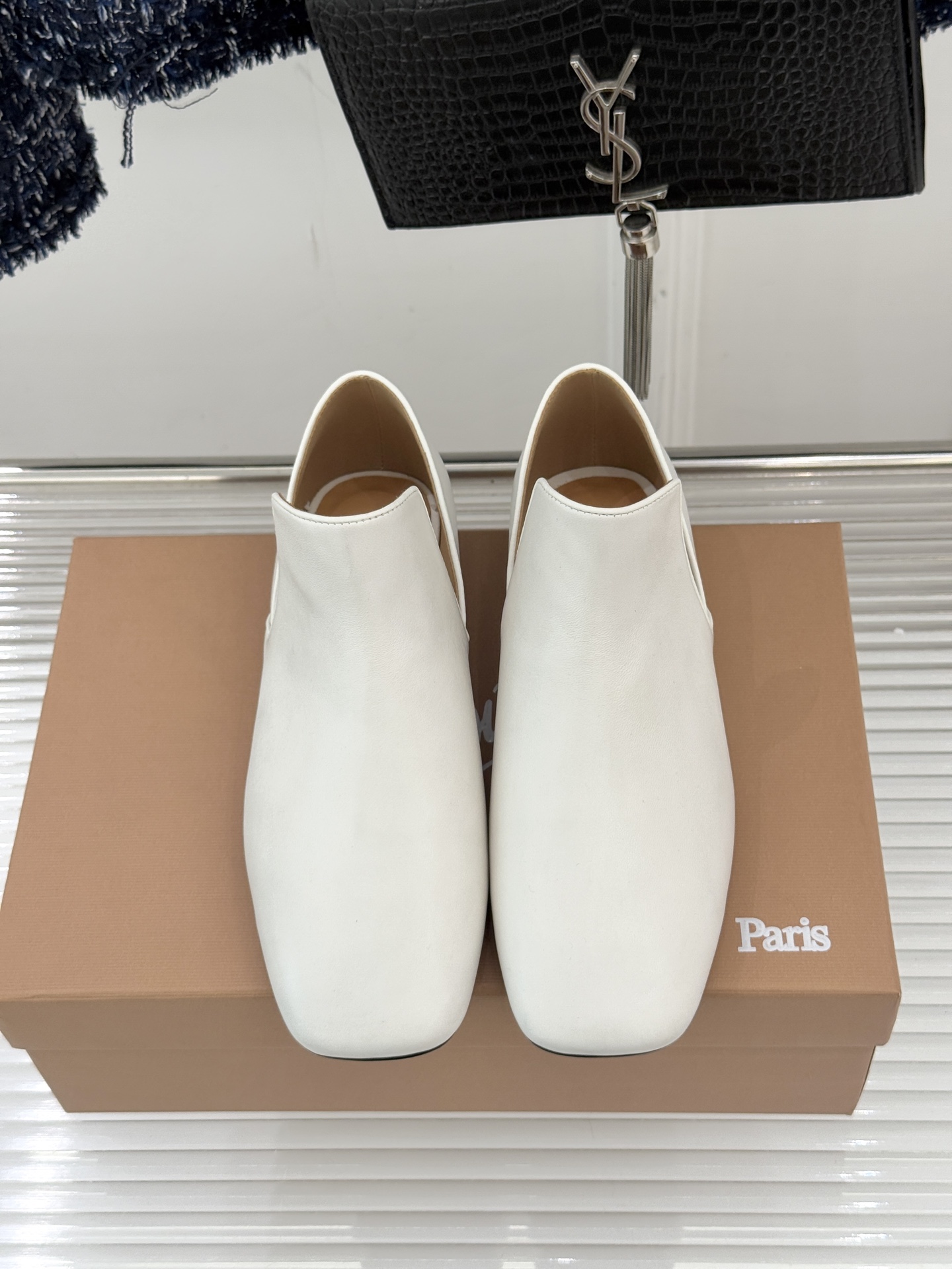 Lemaire 26WF新品复古极简方头乐福鞋单鞋匠艺巧思藏在方头的每一处克制细节里。采用经认证的优质牛