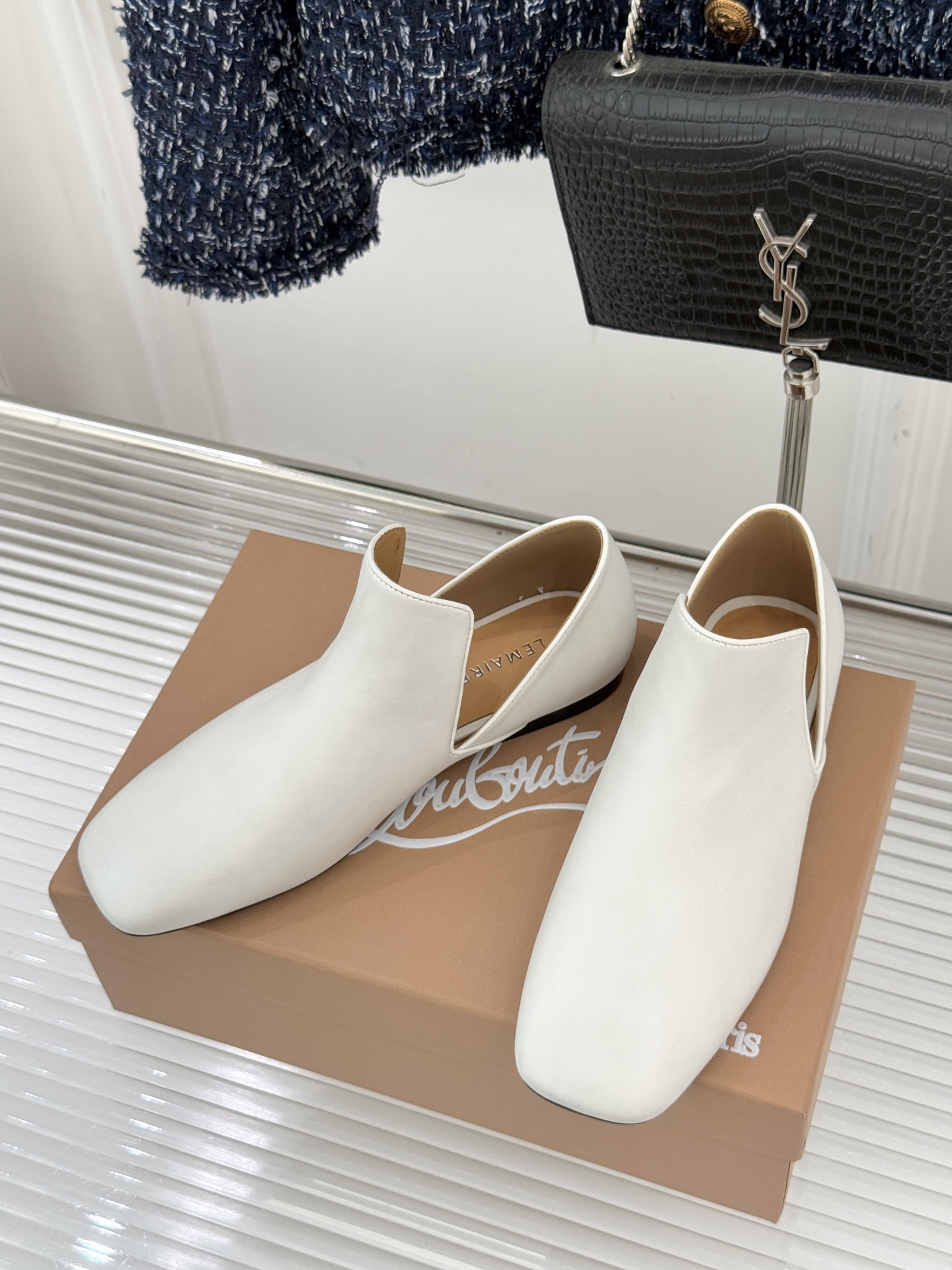 Lemaire 26WF新品复古极简方头乐福鞋单鞋匠艺巧思藏在方头的每一处克制细节里。采用经认证的优质牛