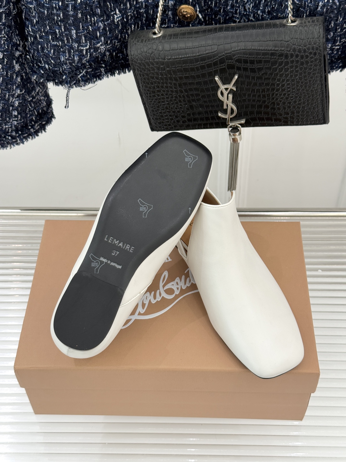 Lemaire 26WF新品复古极简方头乐福鞋单鞋匠艺巧思藏在方头的每一处克制细节里。采用经认证的优质牛