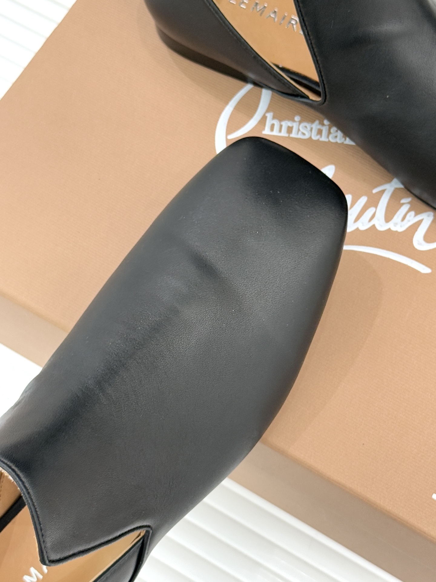 Lemaire 26WF新品复古极简方头乐福鞋单鞋匠艺巧思藏在方头的每一处克制细节里。采用经认证的优质牛