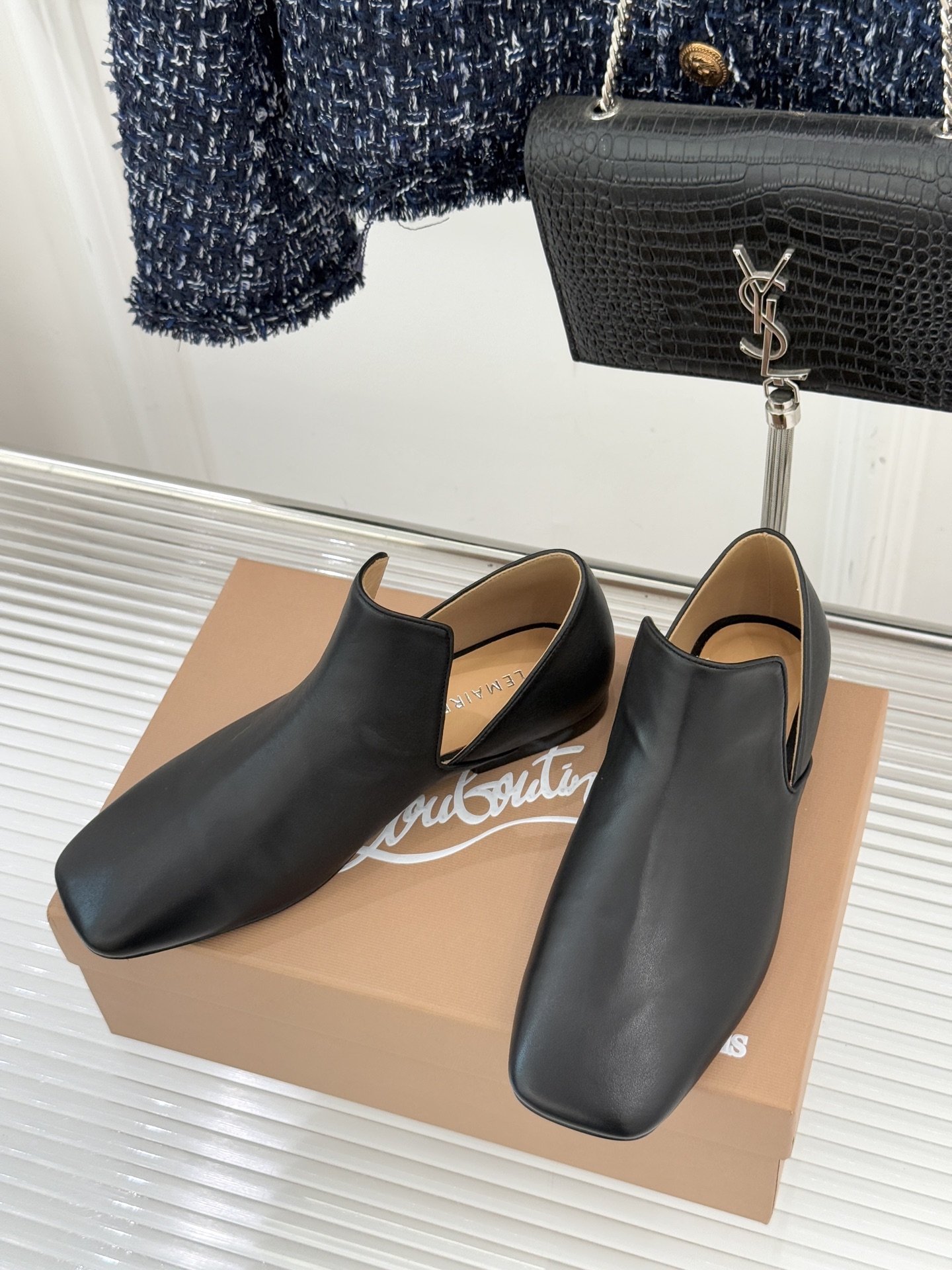 Lemaire 26WF新品复古极简方头乐福鞋单鞋匠艺巧思藏在方头的每一处克制细节里。采用经认证的优质牛