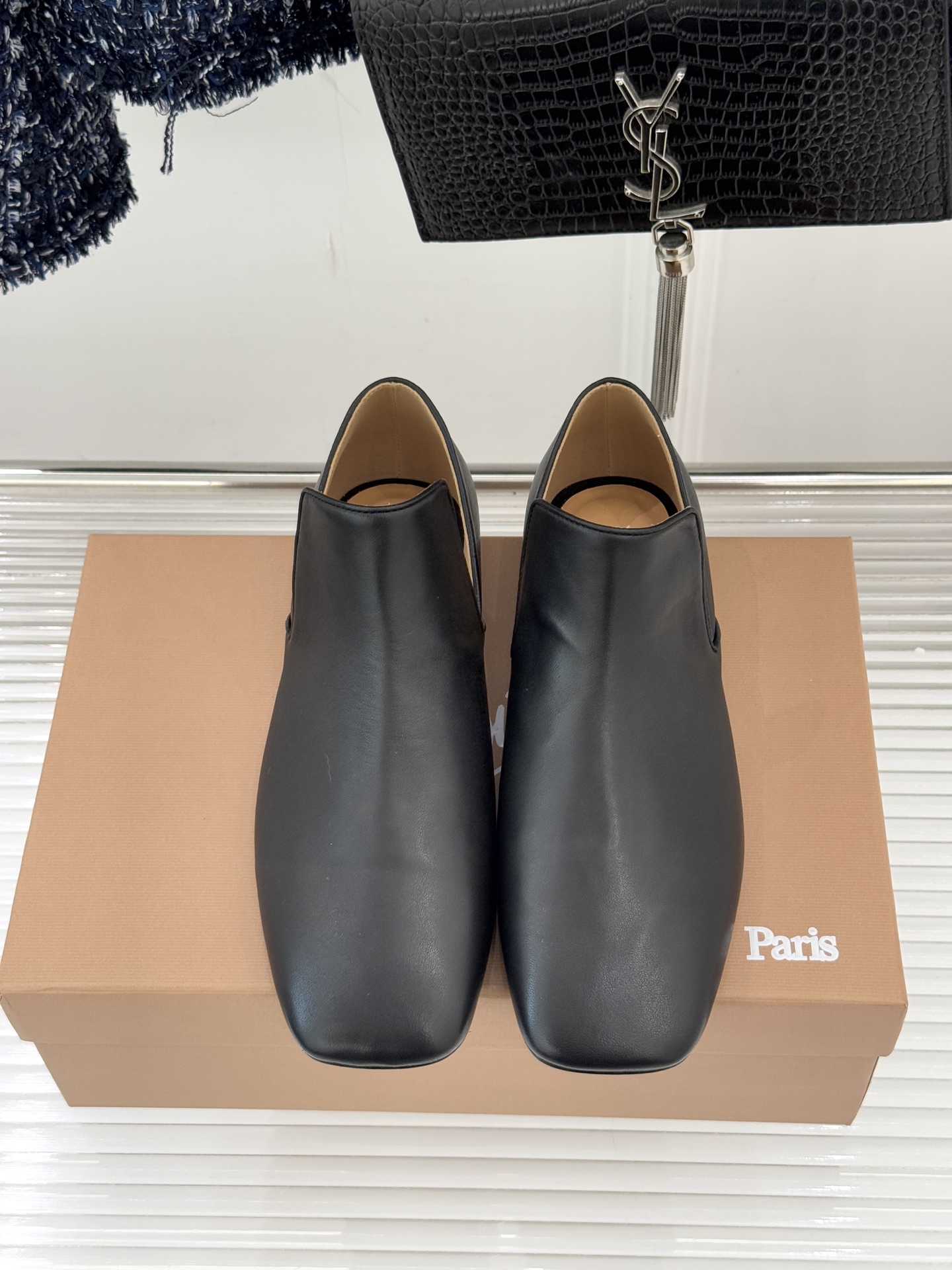 Lemaire 26WF新品复古极简方头乐福鞋单鞋匠艺巧思藏在方头的每一处克制细节里。采用经认证的优质牛