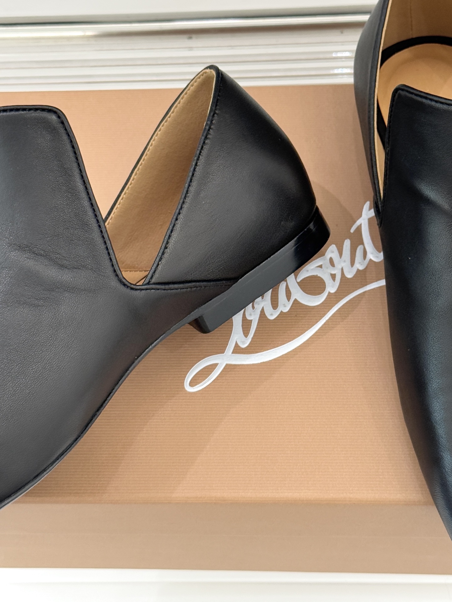 Lemaire 26WF新品复古极简方头乐福鞋单鞋匠艺巧思藏在方头的每一处克制细节里。采用经认证的优质牛