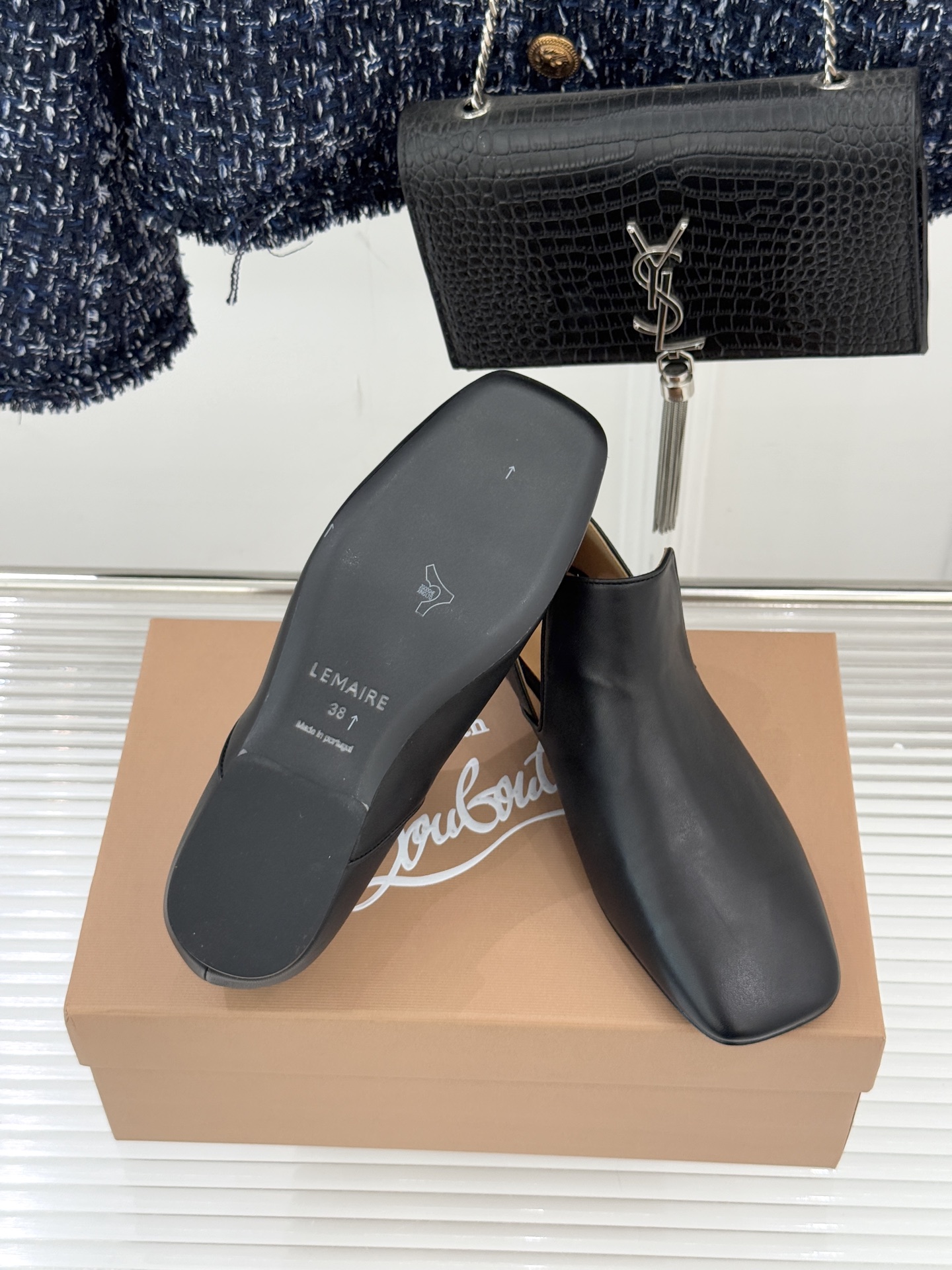 Lemaire 26WF新品复古极简方头乐福鞋单鞋匠艺巧思藏在方头的每一处克制细节里。采用经认证的优质牛