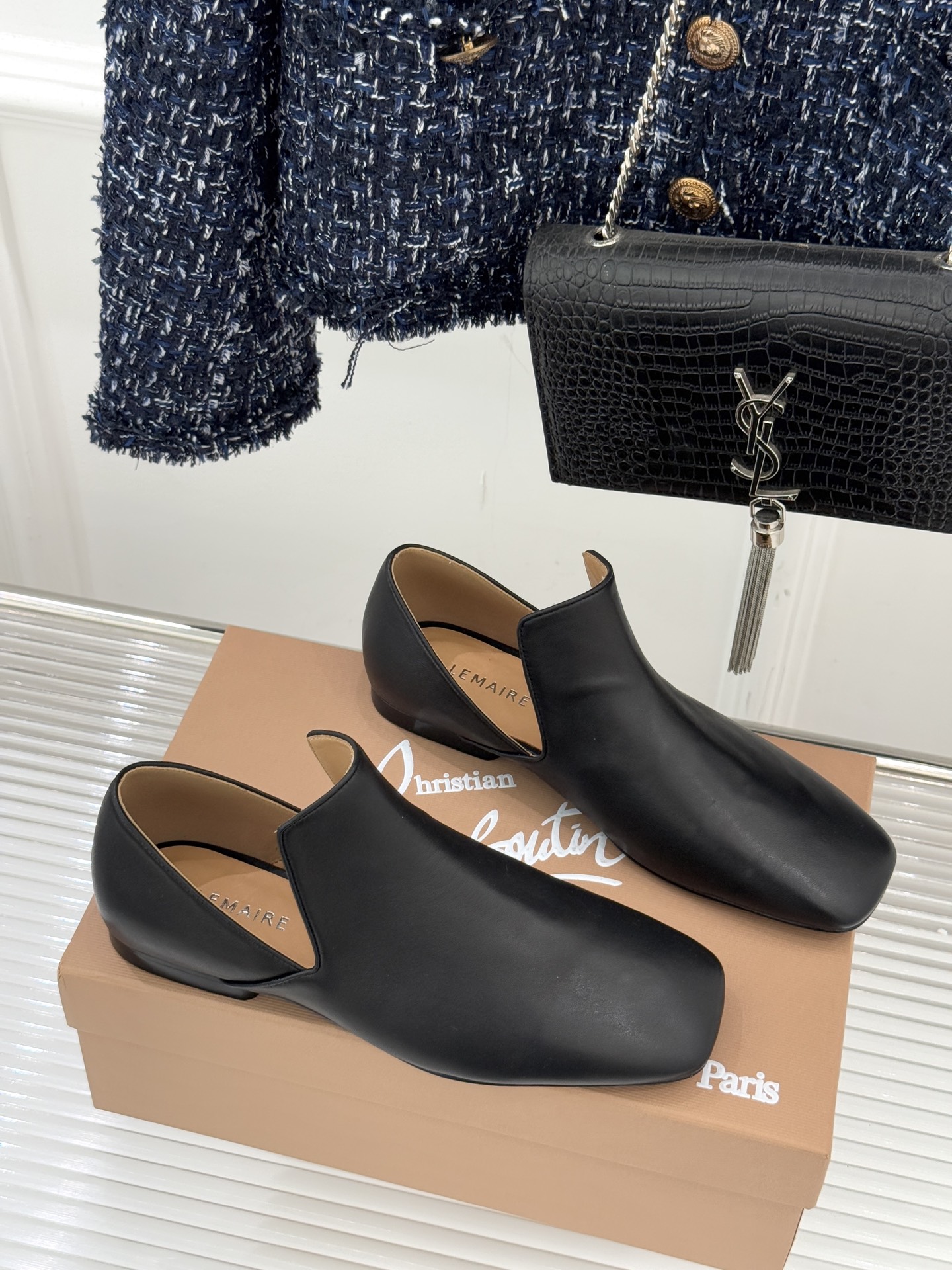 Lemaire 26WF新品复古极简方头乐福鞋单鞋匠艺巧思藏在方头的每一处克制细节里。采用经认证的优质牛