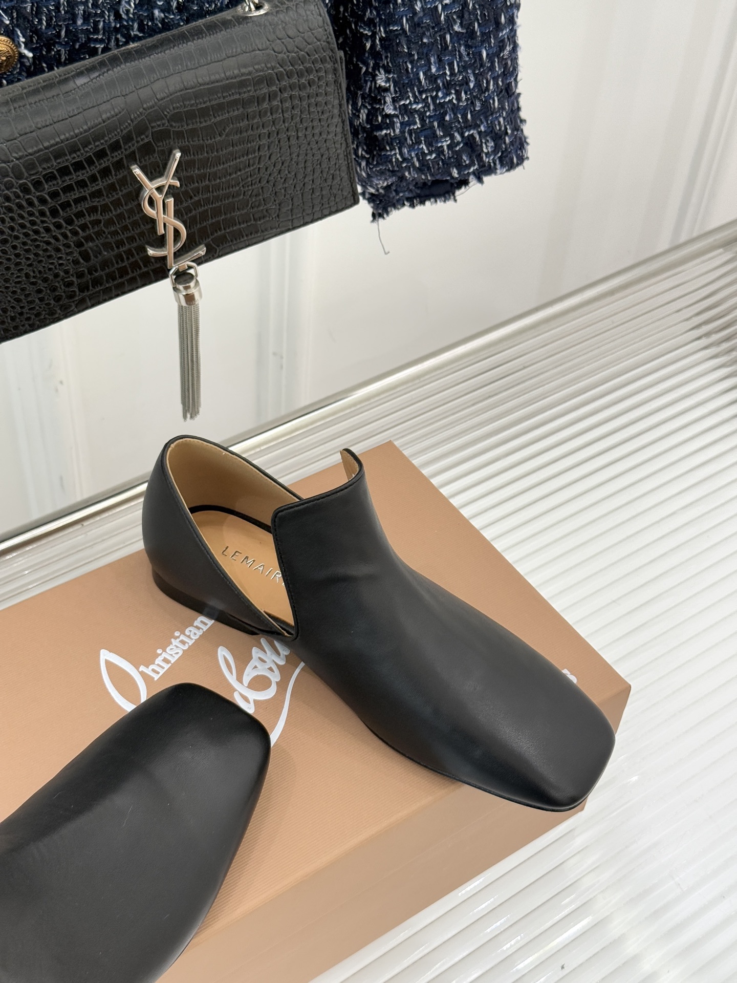 Lemaire 26WF新品复古极简方头乐福鞋单鞋匠艺巧思藏在方头的每一处克制细节里。采用经认证的优质牛