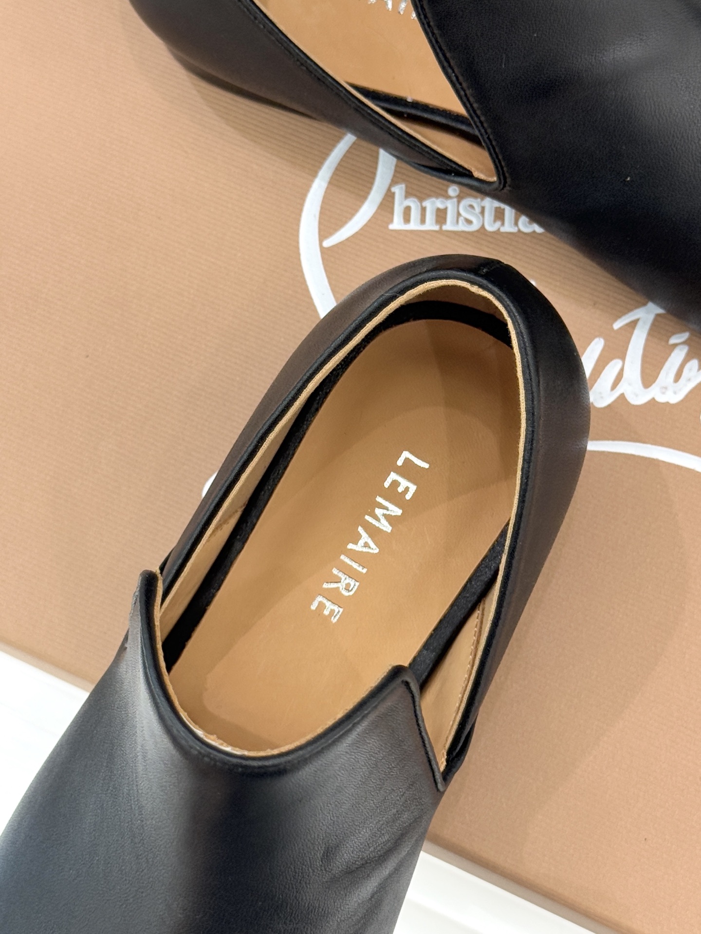 Lemaire 26WF新品复古极简方头乐福鞋单鞋匠艺巧思藏在方头的每一处克制细节里。采用经认证的优质牛