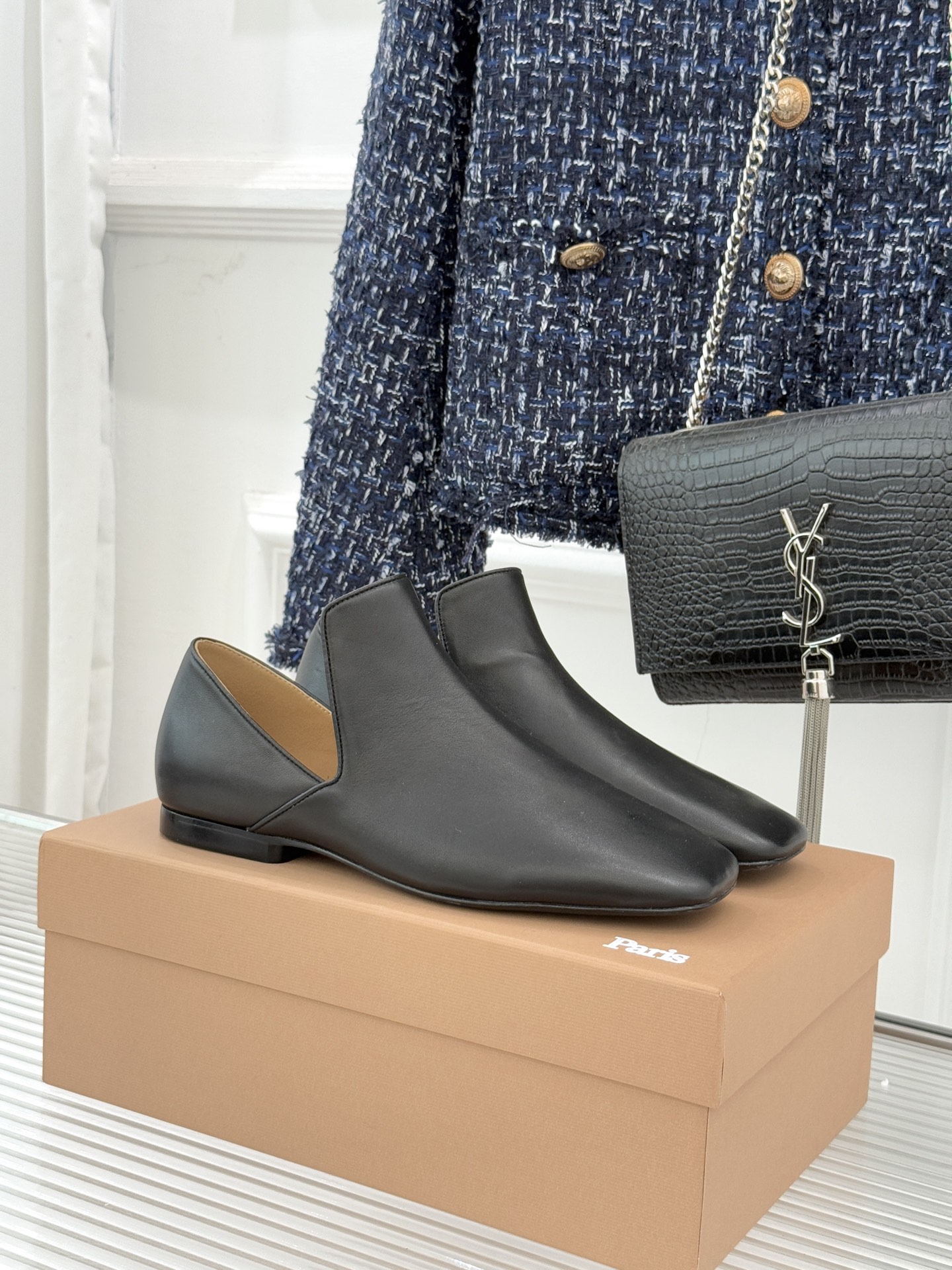 NO:722502,Lemaire 26WF new retro minimalist square toe loafers. The craftsmanship and ingenuity are hidden in every restrained detail of the square toe. It is made of certified high-quality cowhide. It develops a warm luster with wear and becomes more unique over time. The right square toe design takes into account both tolerance and modification. It can be freely adapted to both foot width and high instep. It visually lengthens the leg shape without being stiff. Abandon redundant decoration and simple stitching outlines the outline.  It perfectly fits the core of the brand's 'practical elegance', whether it is paired with the elegance of a sweater and wide-leg pants or the yuppie style of a suit and jeans, it can naturally integrate the high-end sense into daily scenes. The fabric is made of original customized leather, and the lining and toes are all sheepskin. Italian imported genuine leather outsole size 35-39 (customized 40/41), loafers, jeans, business suit, cowhide, sheepskin, Leather soles19860909Lemaire 26WF新品复古极简方头 乐福鞋单鞋 匠艺巧思藏在方头的每一处克制细节里. 采用经认证的优质牛皮打造 随着穿着沉淀出温润光泽 经年累月更显独特质感. 恰到好处的方头设计兼顾包容性与修饰力 脚宽、高脚背皆能自在适配 视觉上拉长腿型却不生硬. 摒弃冗余装饰 简约车线勾勒轮廓 与品牌“实穿的优雅”内核完美契合 无论是搭配针织衫与阔腿裤的优雅 还是西装与牛仔裤的雅痞格调 都能让高级感 自然融入日常场景. 面料采用原版定制皮料 内里踮脚均为羊皮 意大利进口真皮大底 size35-39（40/41定制）,乐福鞋,loafers,jeans,business suit,cowhide,sheepskin,Leather soles,Women's Shoes