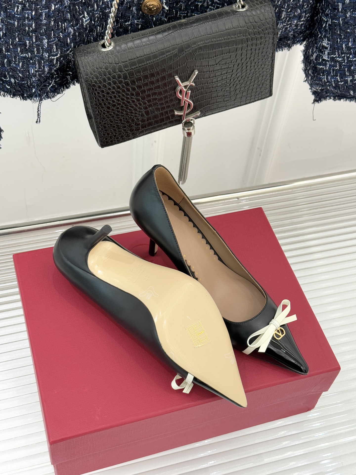 Valentino/华伦天奴经典尖头蝴蝶结高跟鞋以标志性小V扣镌刻意式奢雅将利落锋芒与温柔浪漫完美平衡。