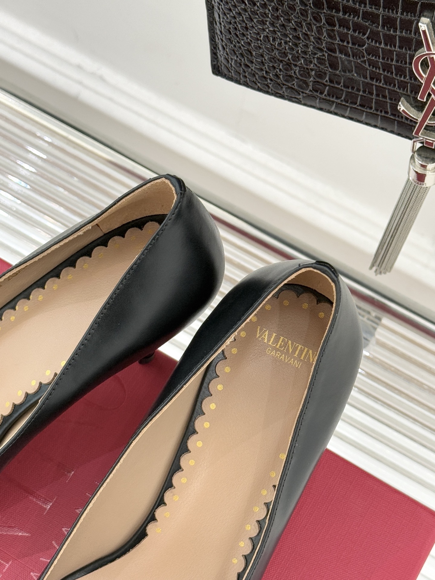 Valentino/华伦天奴经典尖头蝴蝶结高跟鞋以标志性小V扣镌刻意式奢雅将利落锋芒与温柔浪漫完美平衡。