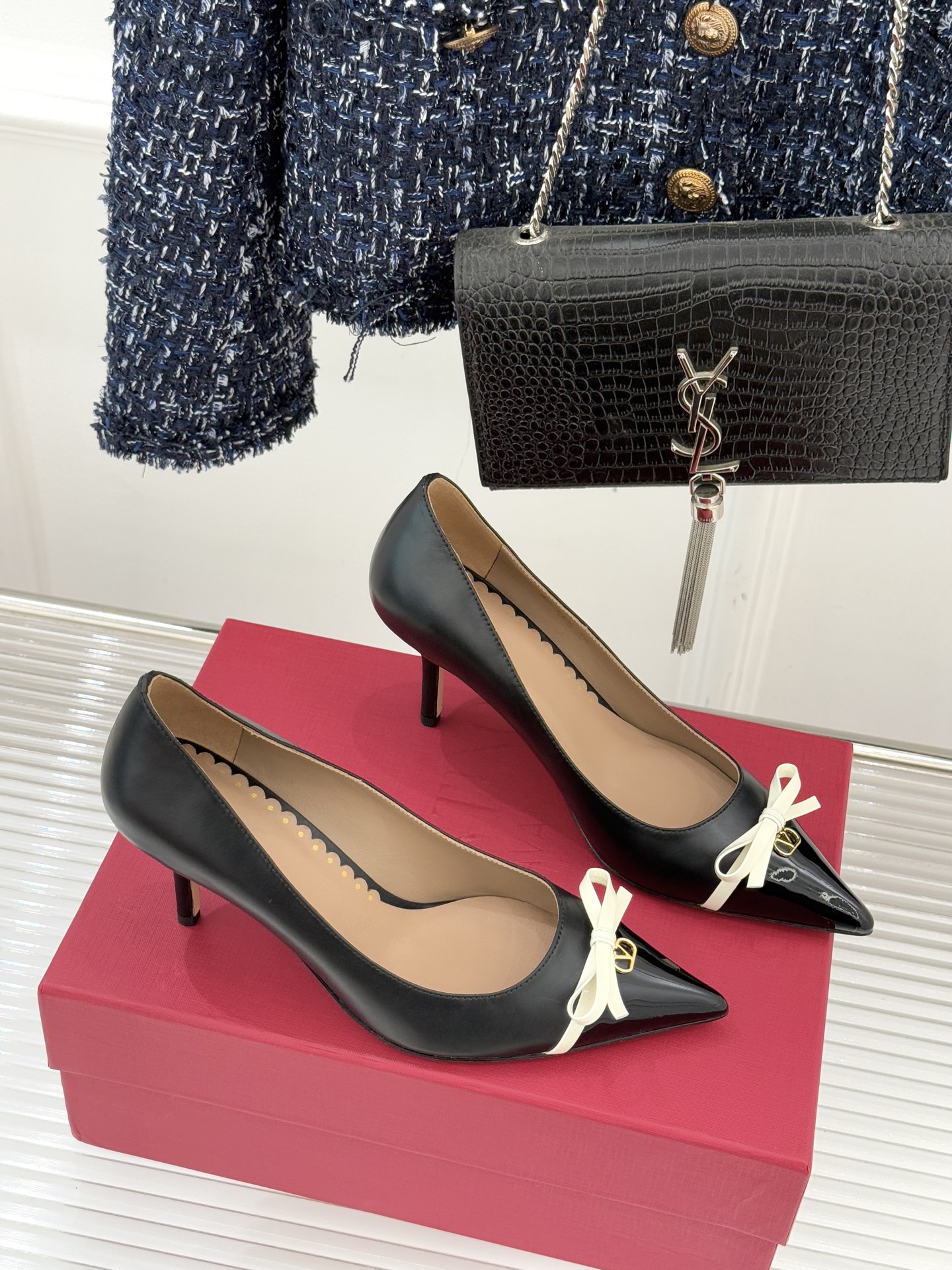 Valentino/华伦天奴经典尖头蝴蝶结高跟鞋以标志性小V扣镌刻意式奢雅将利落锋芒与温柔浪漫完美平衡。