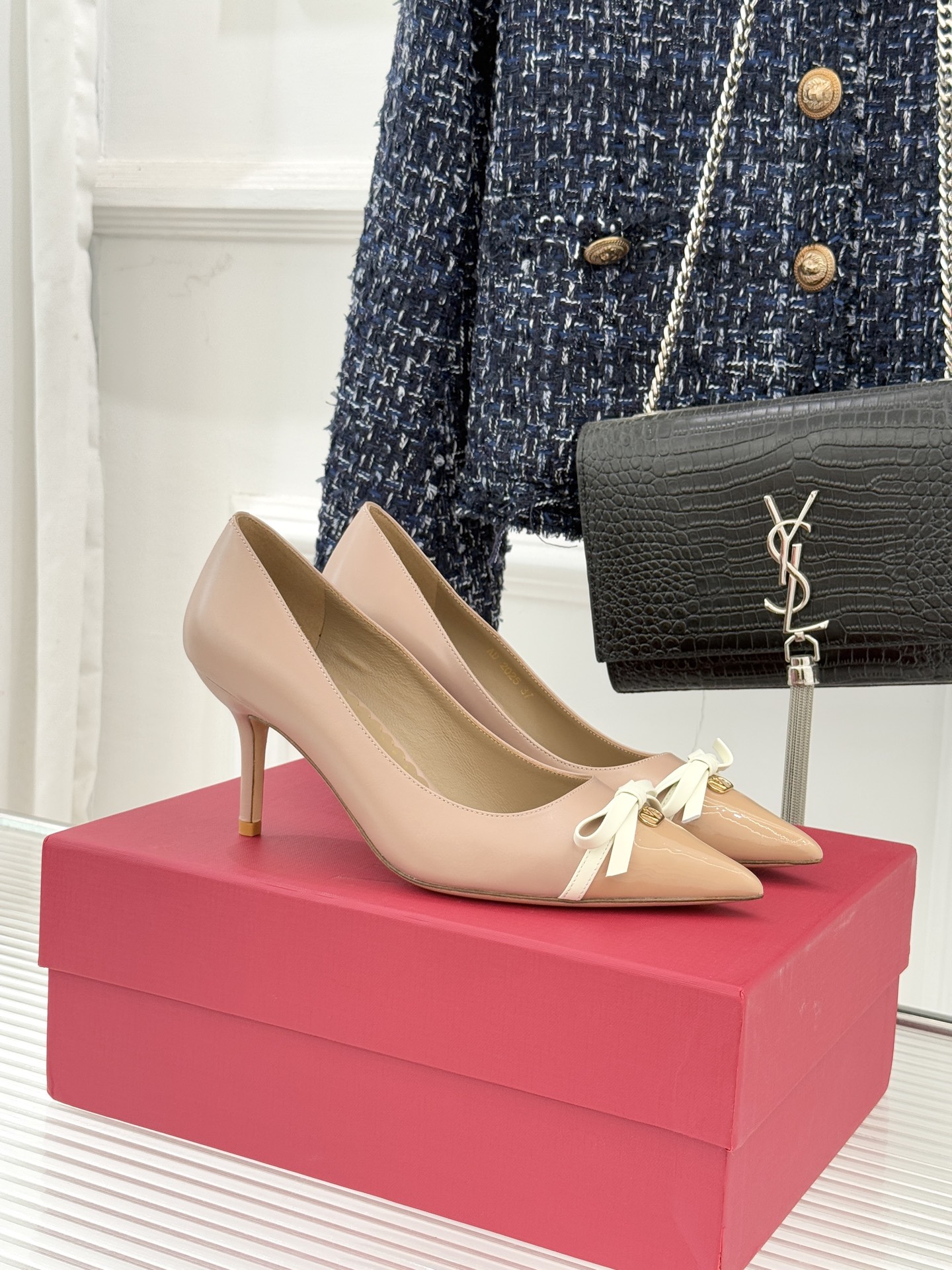 NO:722531,Top version of Valentino/Valentino's classic pointed toe bow high heels. The iconic small V buckle is engraved with Italian elegance. It perfectly balances sharp edge and gentle romance. The fine leather outlines the slender pointed toe line, modifying the foot shape to be more slender and neat. The three-dimensional bow is lightly embellished, softening the edge without losing aura. The small metal V buckle is a low-key finishing touch, which brings high-end brand recognition. The stiletto design is tall and elegant, showing elegance in every step.  Whether it is a commuter suit, party dress or daily wear, it can be worn. It is sweet and sassy, dignified and not ostentatious. It has its own highlight as soon as it is put on. It is a timeless and exquisite luxury item in the wardrobe. Every step becomes a highlight moment. The fabric is made of original customized leather. The inner pads are all mixed sheepskin. The Italian imported genuine leather outsole size35-39 (customized 40/41)  No. 98220260228, high heels shoes, valentino, valentino, high heels, skirts, business suit, sheepskin, Leather soles19860909顶版 Valentino/华伦天奴经典尖头 蝴蝶结高跟鞋 以标志性小V扣镌刻意式奢雅 将利落锋芒与温柔浪漫完美平衡. 细腻皮革勾勒修长尖头线条 修饰脚型更显纤细利落 立体蝴蝶结轻盈点缀 柔化锋芒却不失气场. 金属小V扣低调点睛 自带品牌高级辨识度 细跟设计挺拔身姿 步履间尽显优雅韵味. 无论是通勤西装 派对礼裙还是日常穿搭 都能驾驭 甜飒兼具、矜贵不张扬 一上脚便自带高光 是衣橱里永不过时的精致奢品 每一步都走成高光时刻. 面料采用原版定制皮料 内里垫脚均为混种羊皮 意大利进口真皮大底 size35-39（40/41定制） 编号98220260228,高跟鞋单鞋,valentino,valentino,high heels,skirts,business suit,sheepskin,Leather soles,Women's Shoes