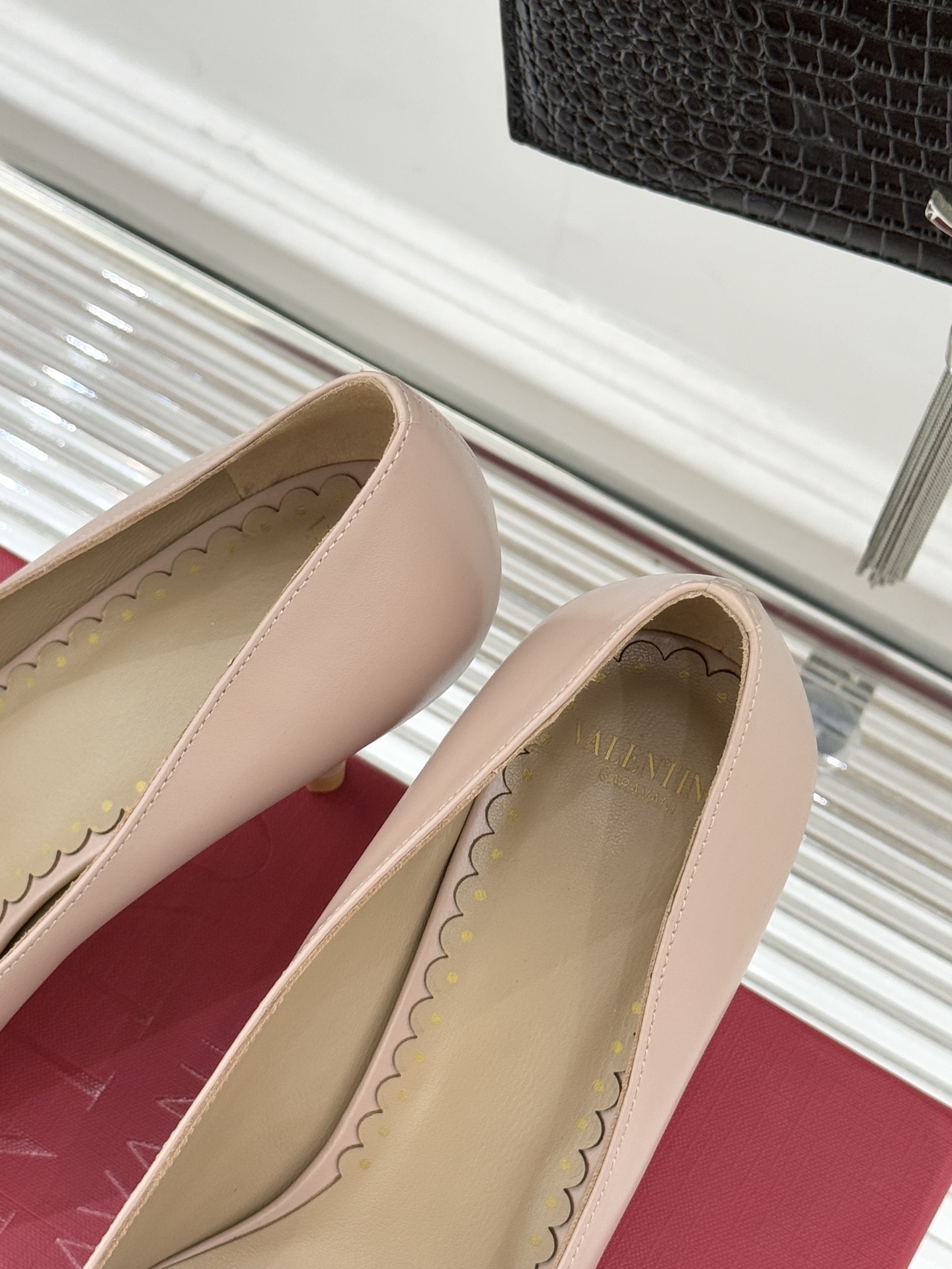 Valentino/华伦天奴经典尖头蝴蝶结高跟鞋以标志性小V扣镌刻意式奢雅将利落锋芒与温柔浪漫完美平衡。