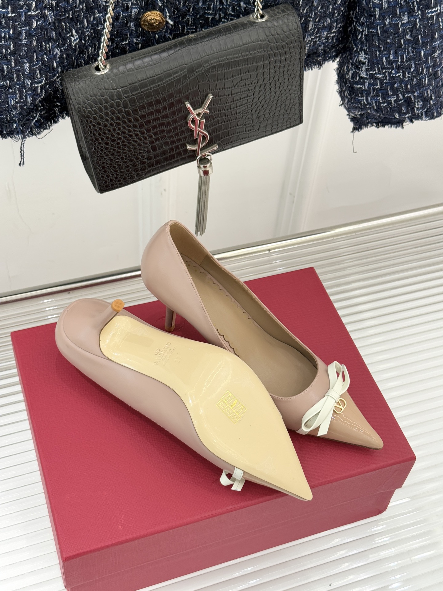 Valentino/华伦天奴经典尖头蝴蝶结高跟鞋以标志性小V扣镌刻意式奢雅将利落锋芒与温柔浪漫完美平衡。