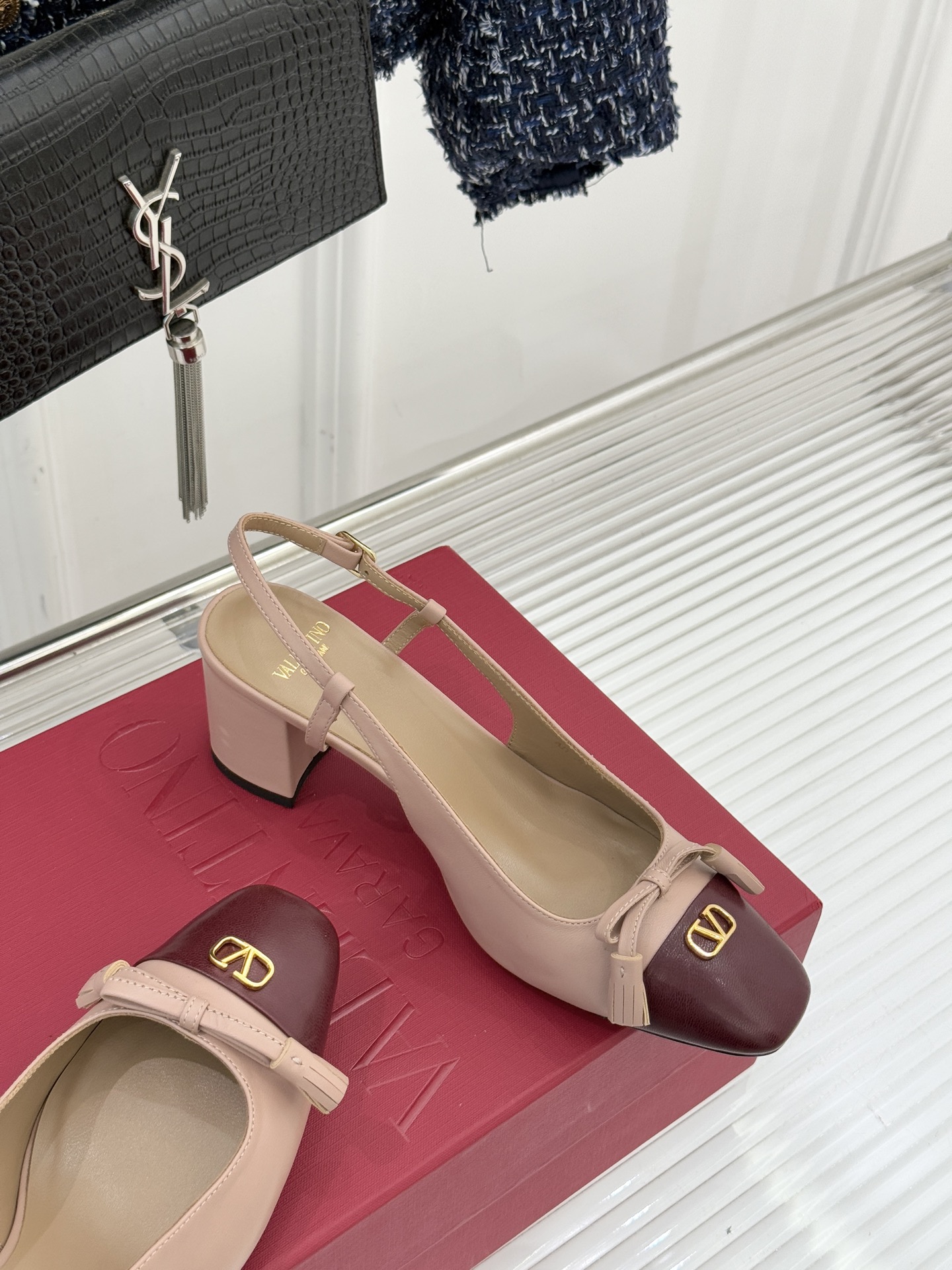 Valentino/华伦天奴经典小V金属扣后空凉鞋这双凉鞋以温柔解构优雅将立体蝴蝶结与标志性小V扣融于凉