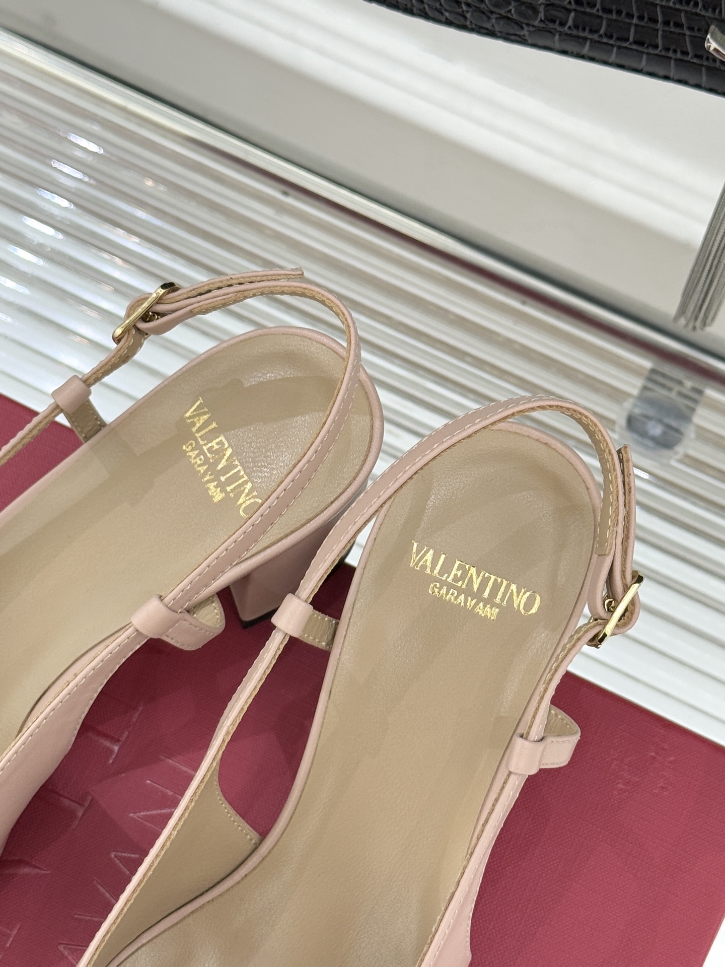 Valentino/华伦天奴经典小V金属扣后空凉鞋这双凉鞋以温柔解构优雅将立体蝴蝶结与标志性小V扣融于凉