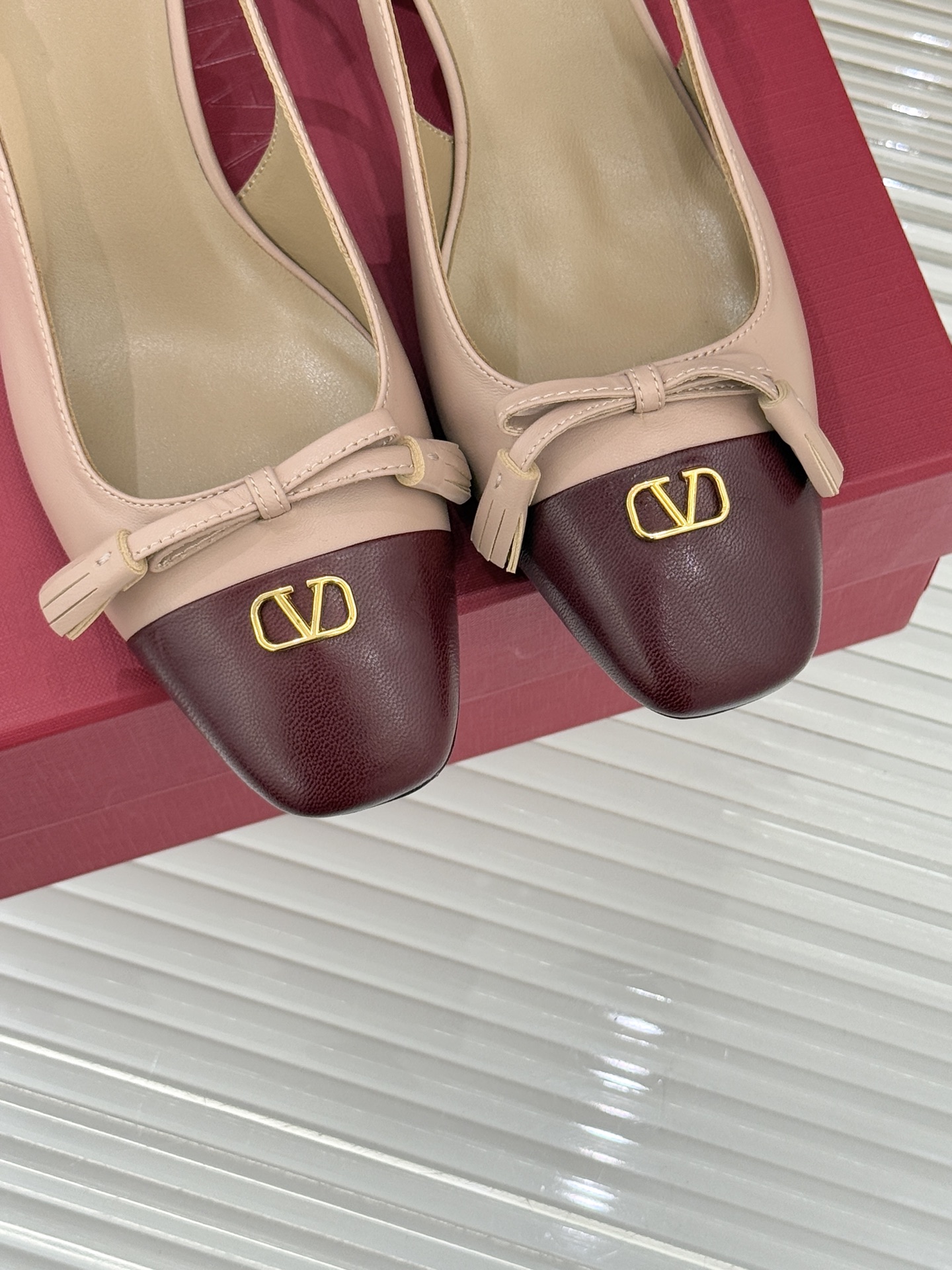 Valentino/华伦天奴经典小V金属扣后空凉鞋这双凉鞋以温柔解构优雅将立体蝴蝶结与标志性小V扣融于凉