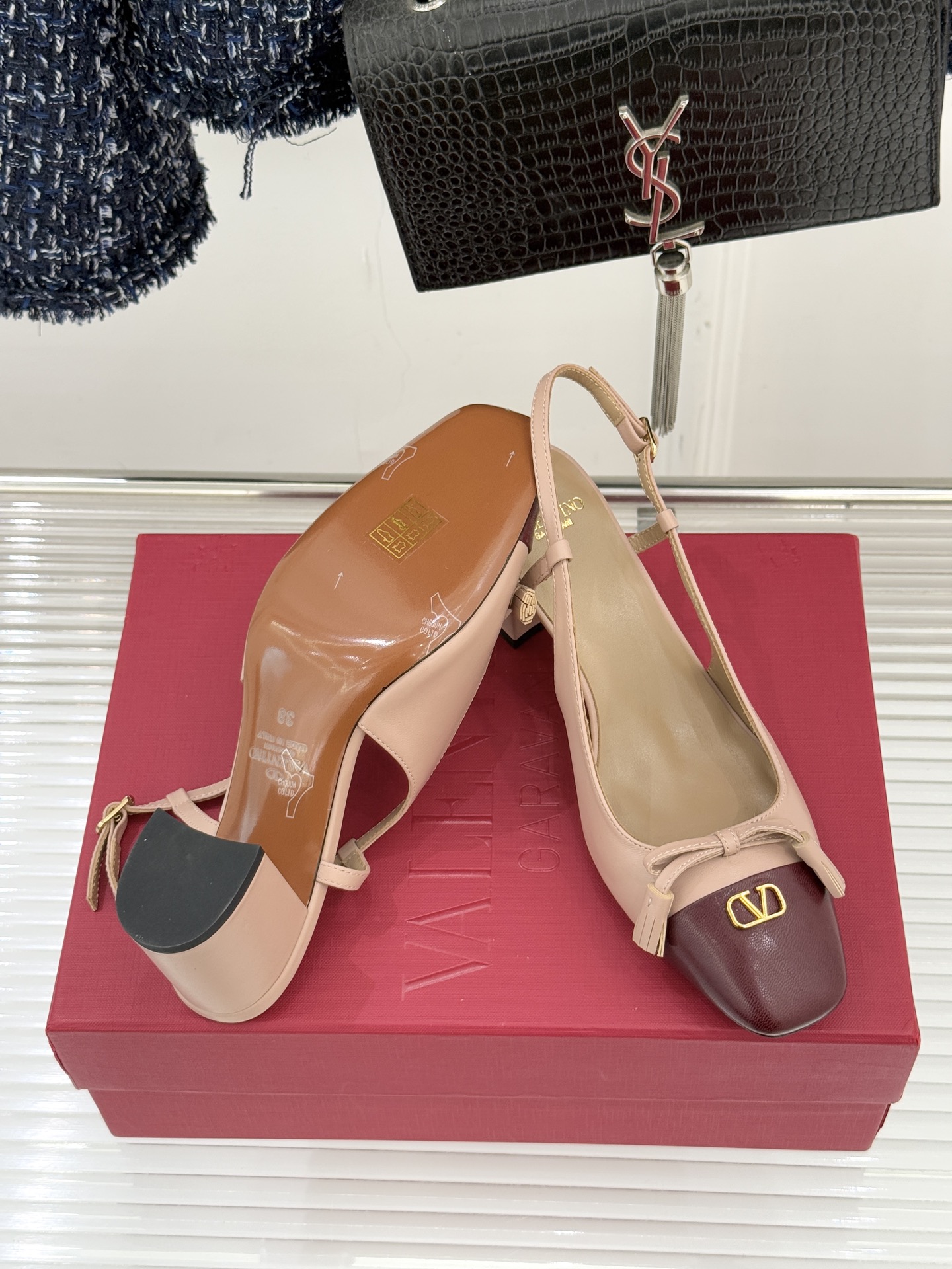 Valentino/华伦天奴经典小V金属扣后空凉鞋这双凉鞋以温柔解构优雅将立体蝴蝶结与标志性小V扣融于凉