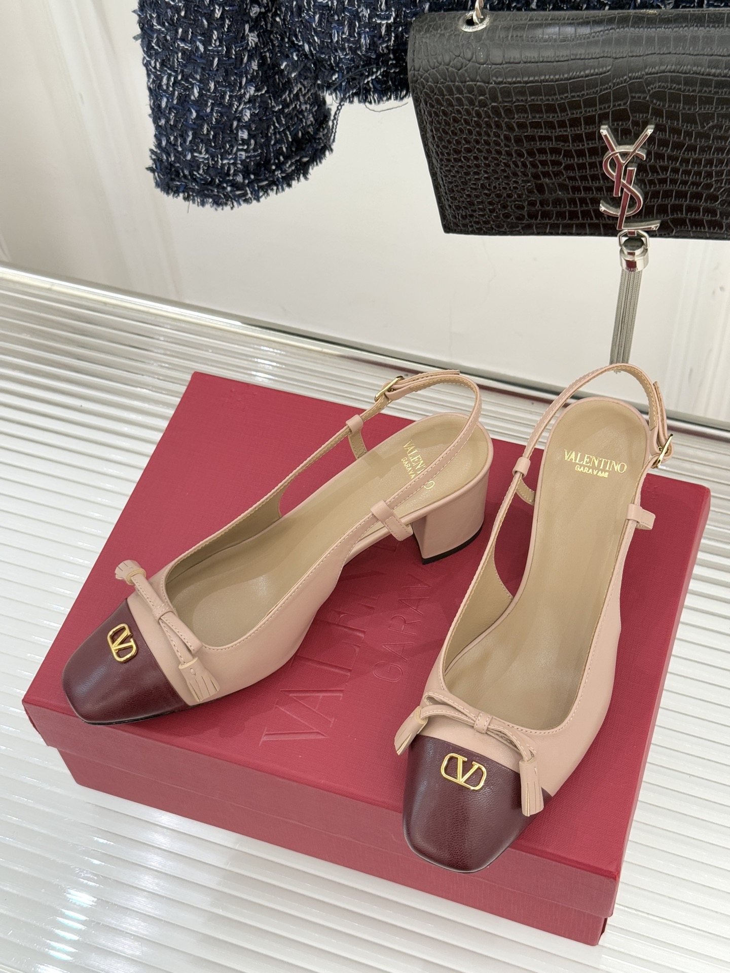 Valentino/华伦天奴经典小V金属扣后空凉鞋这双凉鞋以温柔解构优雅将立体蝴蝶结与标志性小V扣融于凉