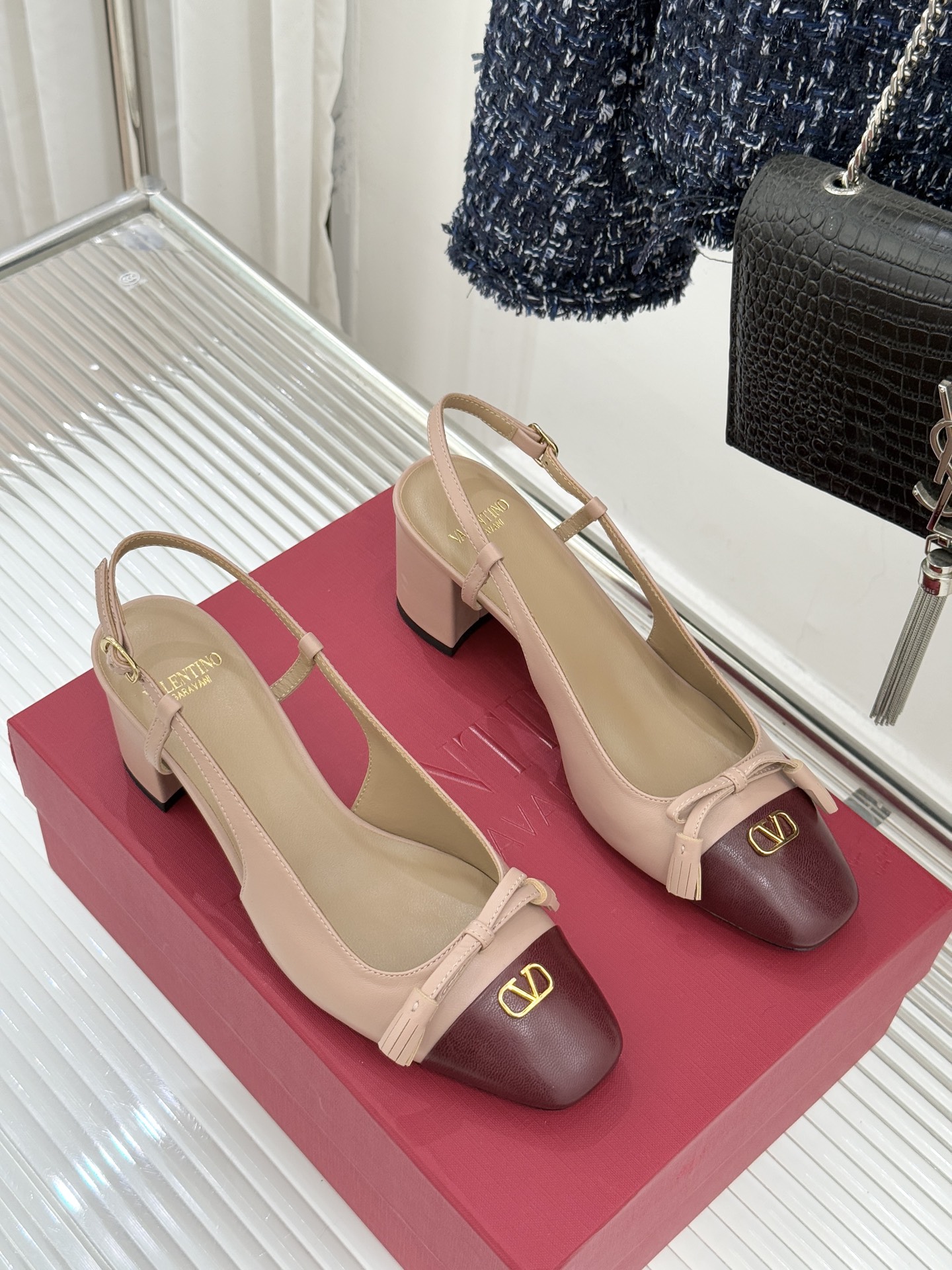 Valentino/华伦天奴经典小V金属扣后空凉鞋这双凉鞋以温柔解构优雅将立体蝴蝶结与标志性小V扣融于凉