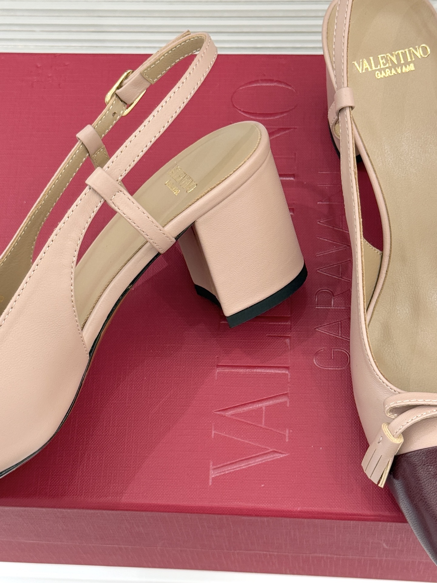 Valentino/华伦天奴经典小V金属扣后空凉鞋这双凉鞋以温柔解构优雅将立体蝴蝶结与标志性小V扣融于凉