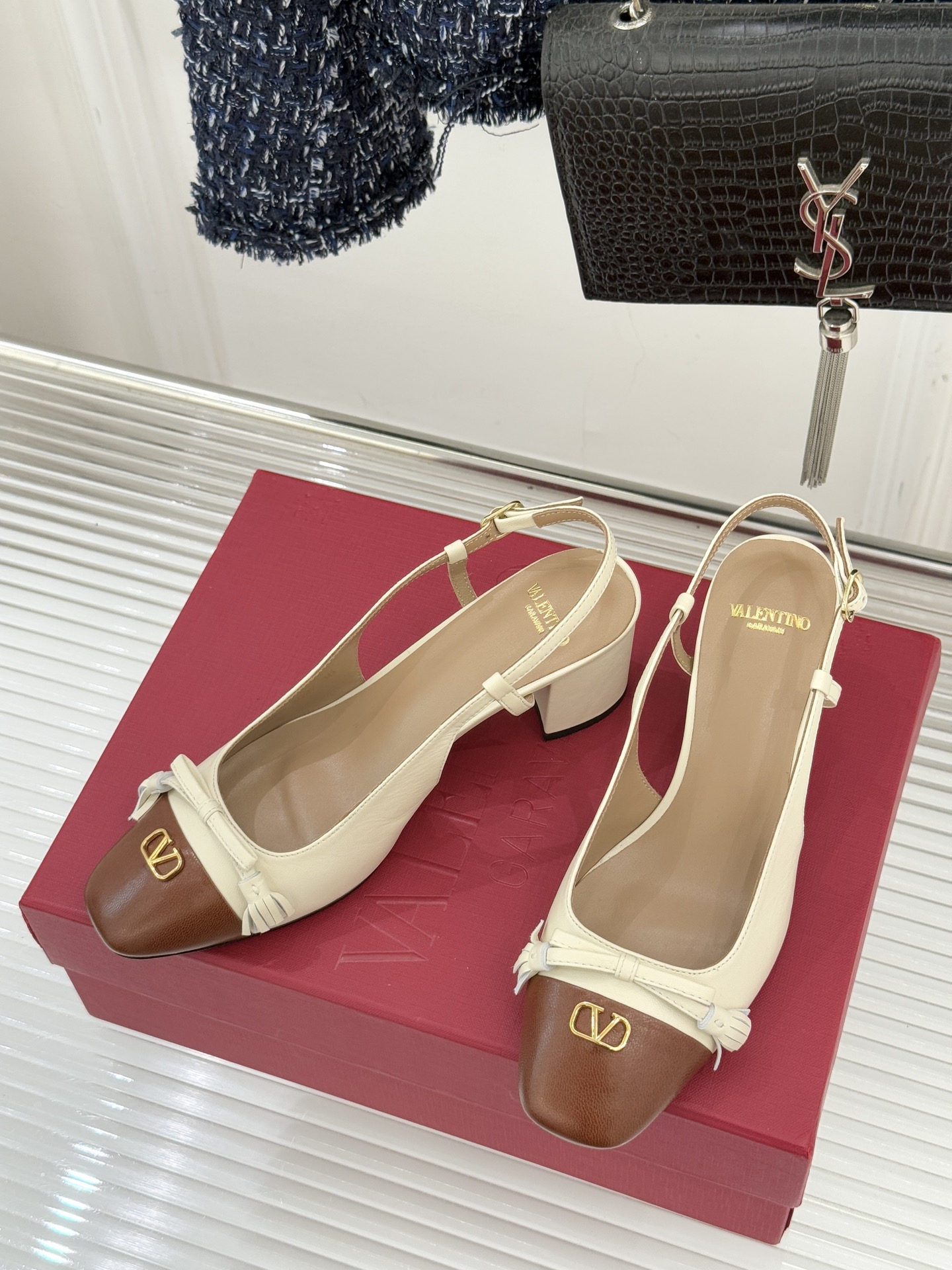 Valentino/华伦天奴经典小V金属扣后空凉鞋这双凉鞋以温柔解构优雅将立体蝴蝶结与标志性小V扣融于凉