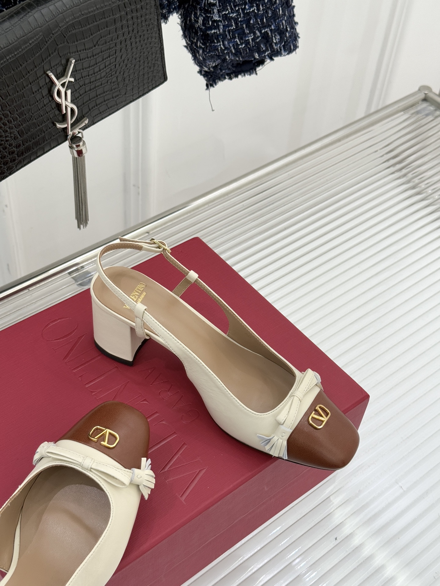 Valentino/华伦天奴经典小V金属扣后空凉鞋这双凉鞋以温柔解构优雅将立体蝴蝶结与标志性小V扣融于凉