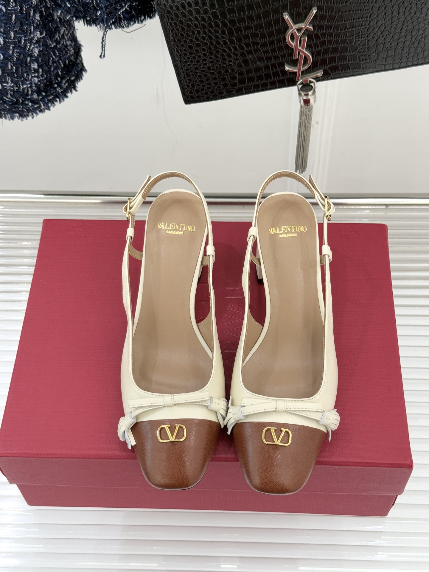 Valentino/华伦天奴经典小V金属扣后空凉鞋这双凉鞋以温柔解构优雅将立体蝴蝶结与标志性小V扣融于凉