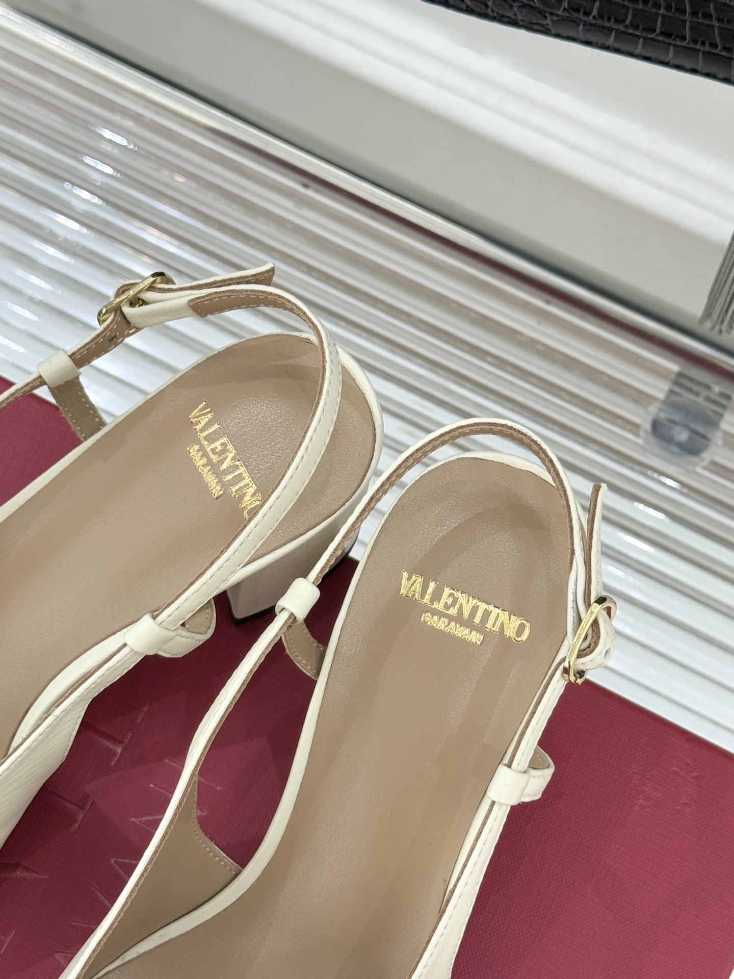 Valentino/华伦天奴经典小V金属扣后空凉鞋这双凉鞋以温柔解构优雅将立体蝴蝶结与标志性小V扣融于凉