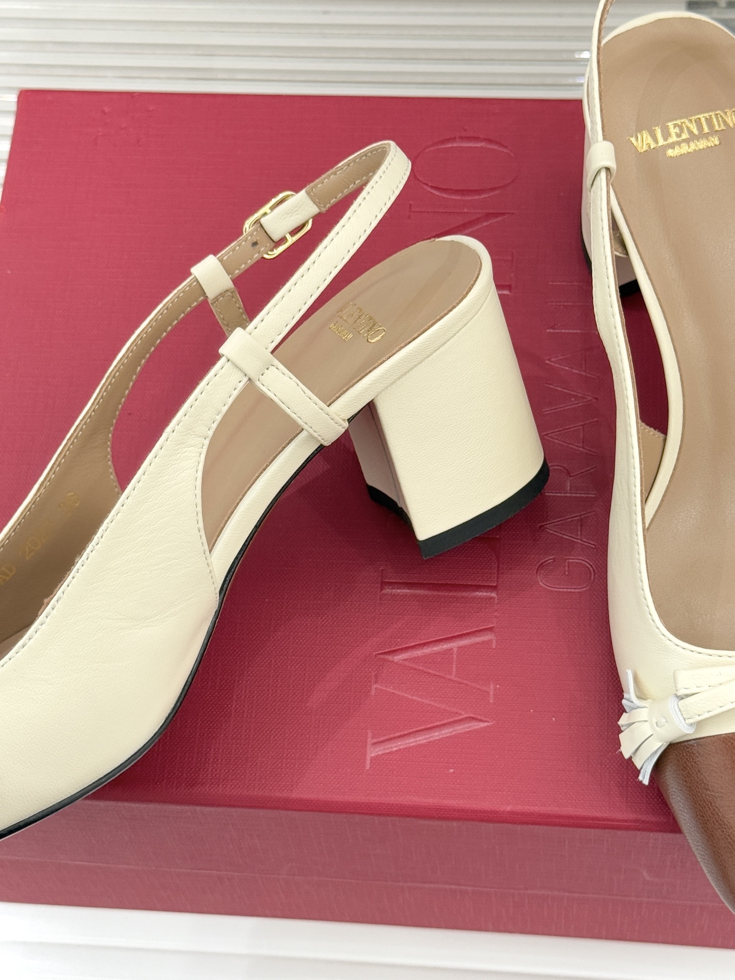 Valentino/华伦天奴经典小V金属扣后空凉鞋这双凉鞋以温柔解构优雅将立体蝴蝶结与标志性小V扣融于凉