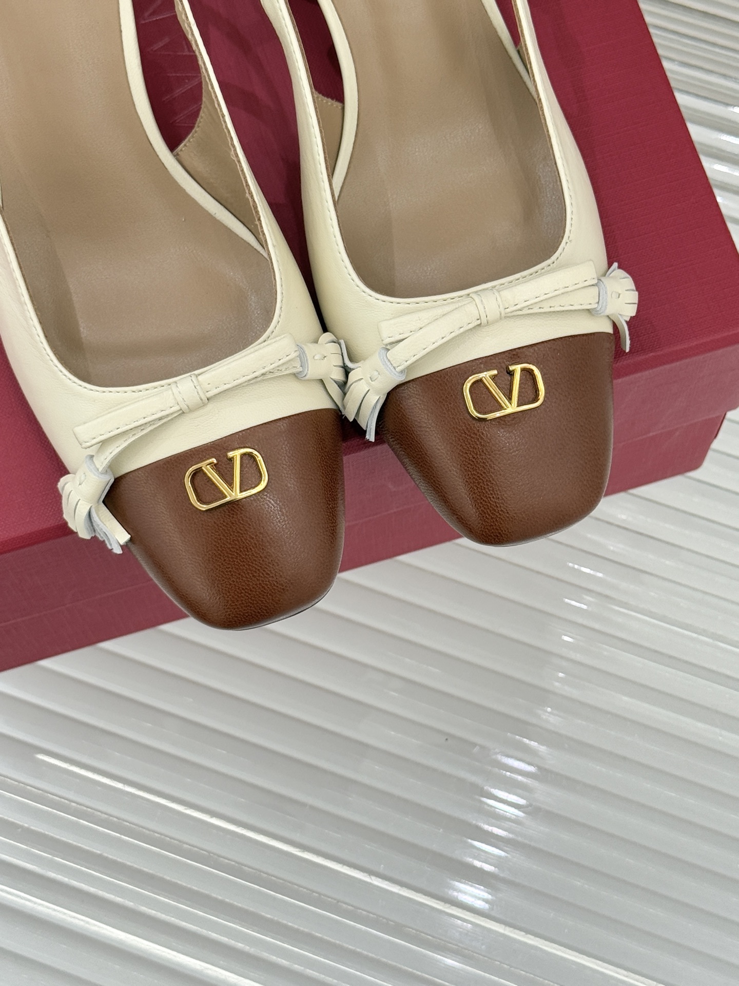 Valentino/华伦天奴经典小V金属扣后空凉鞋这双凉鞋以温柔解构优雅将立体蝴蝶结与标志性小V扣融于凉