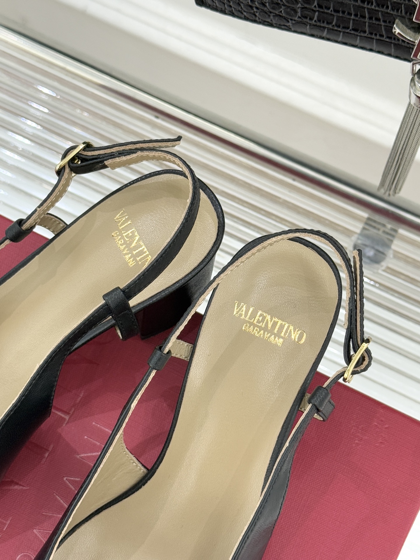 Valentino/华伦天奴经典小V金属扣后空凉鞋这双凉鞋以温柔解构优雅将立体蝴蝶结与标志性小V扣融于凉