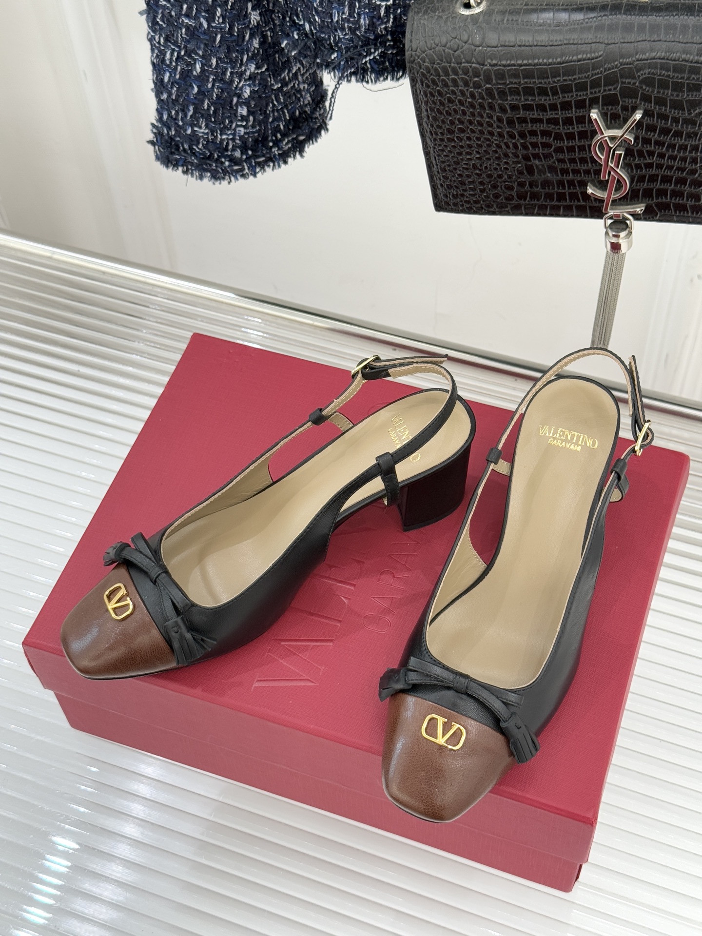 Valentino/华伦天奴经典小V金属扣后空凉鞋这双凉鞋以温柔解构优雅将立体蝴蝶结与标志性小V扣融于凉