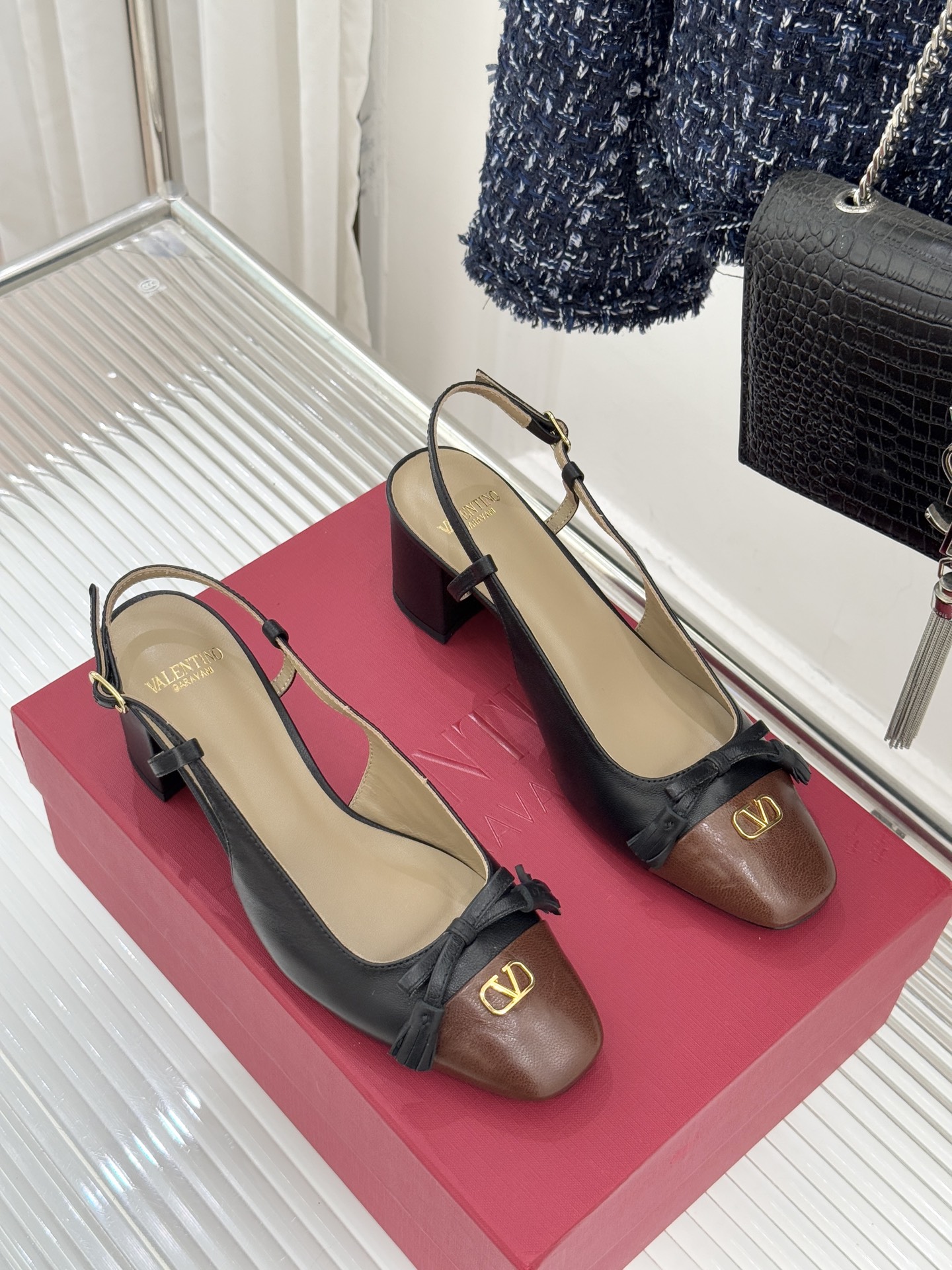 Valentino/华伦天奴经典小V金属扣后空凉鞋这双凉鞋以温柔解构优雅将立体蝴蝶结与标志性小V扣融于凉