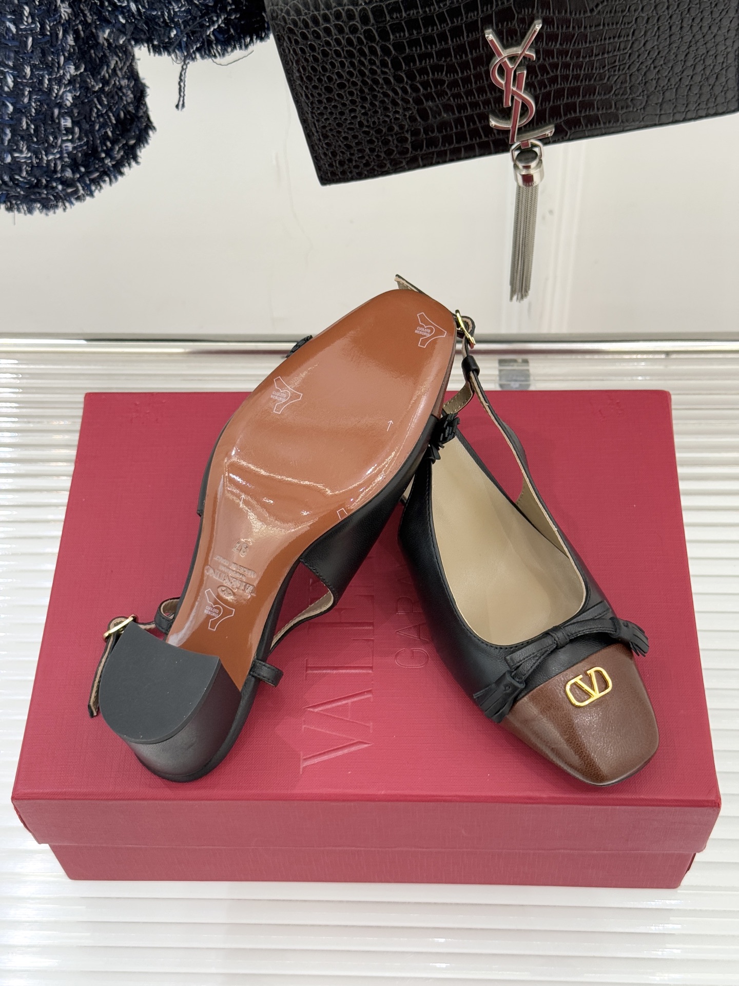 Valentino/华伦天奴经典小V金属扣后空凉鞋这双凉鞋以温柔解构优雅将立体蝴蝶结与标志性小V扣融于凉