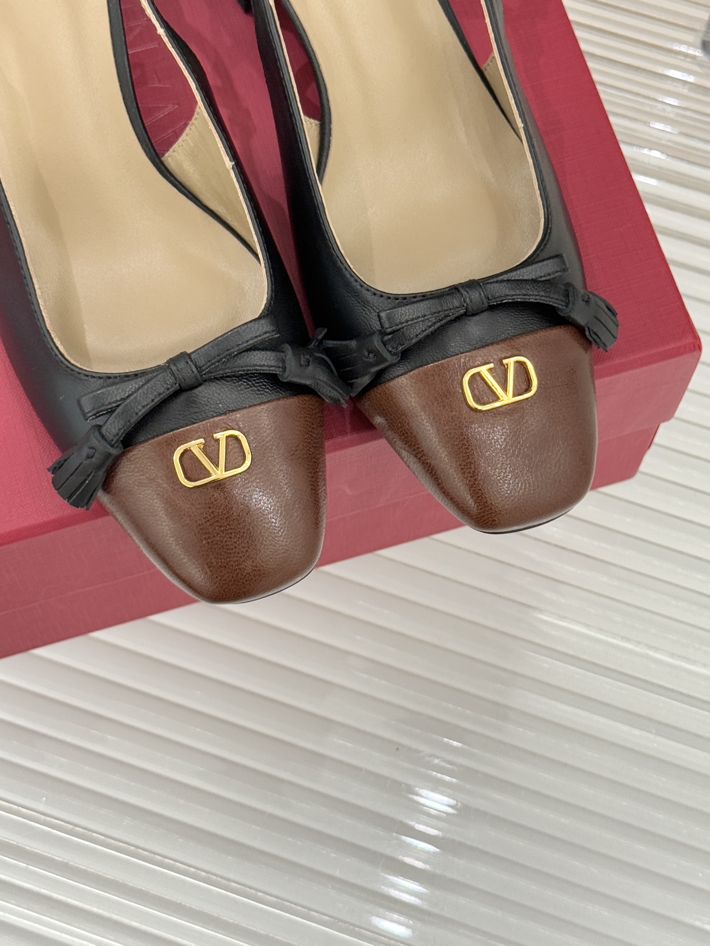 Valentino/华伦天奴经典小V金属扣后空凉鞋这双凉鞋以温柔解构优雅将立体蝴蝶结与标志性小V扣融于凉