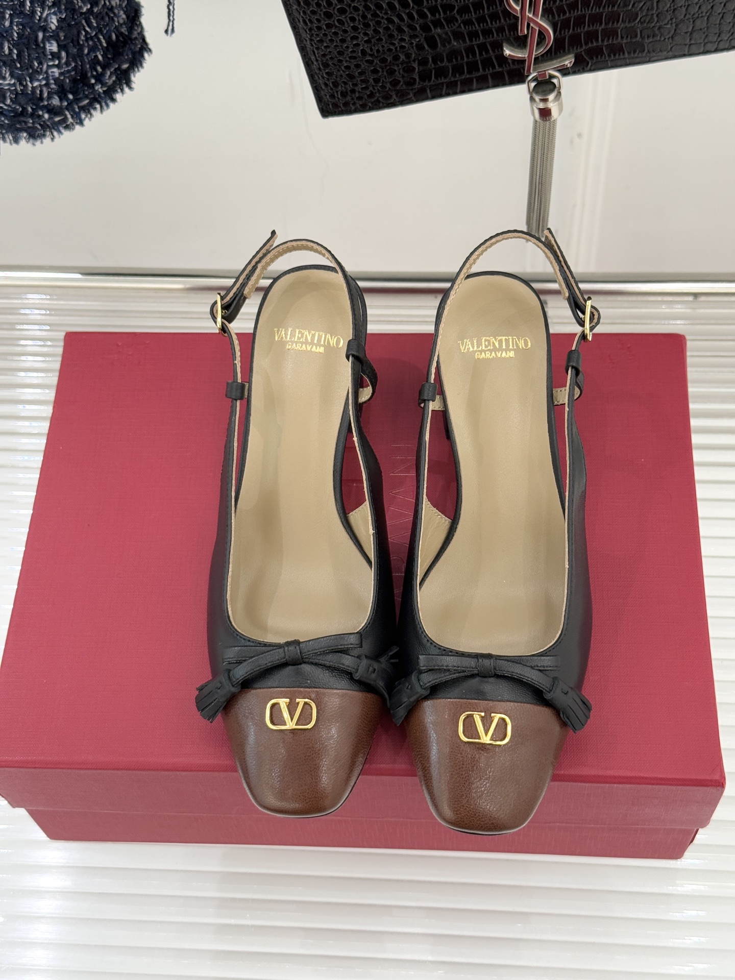 Valentino/华伦天奴经典小V金属扣后空凉鞋这双凉鞋以温柔解构优雅将立体蝴蝶结与标志性小V扣融于凉