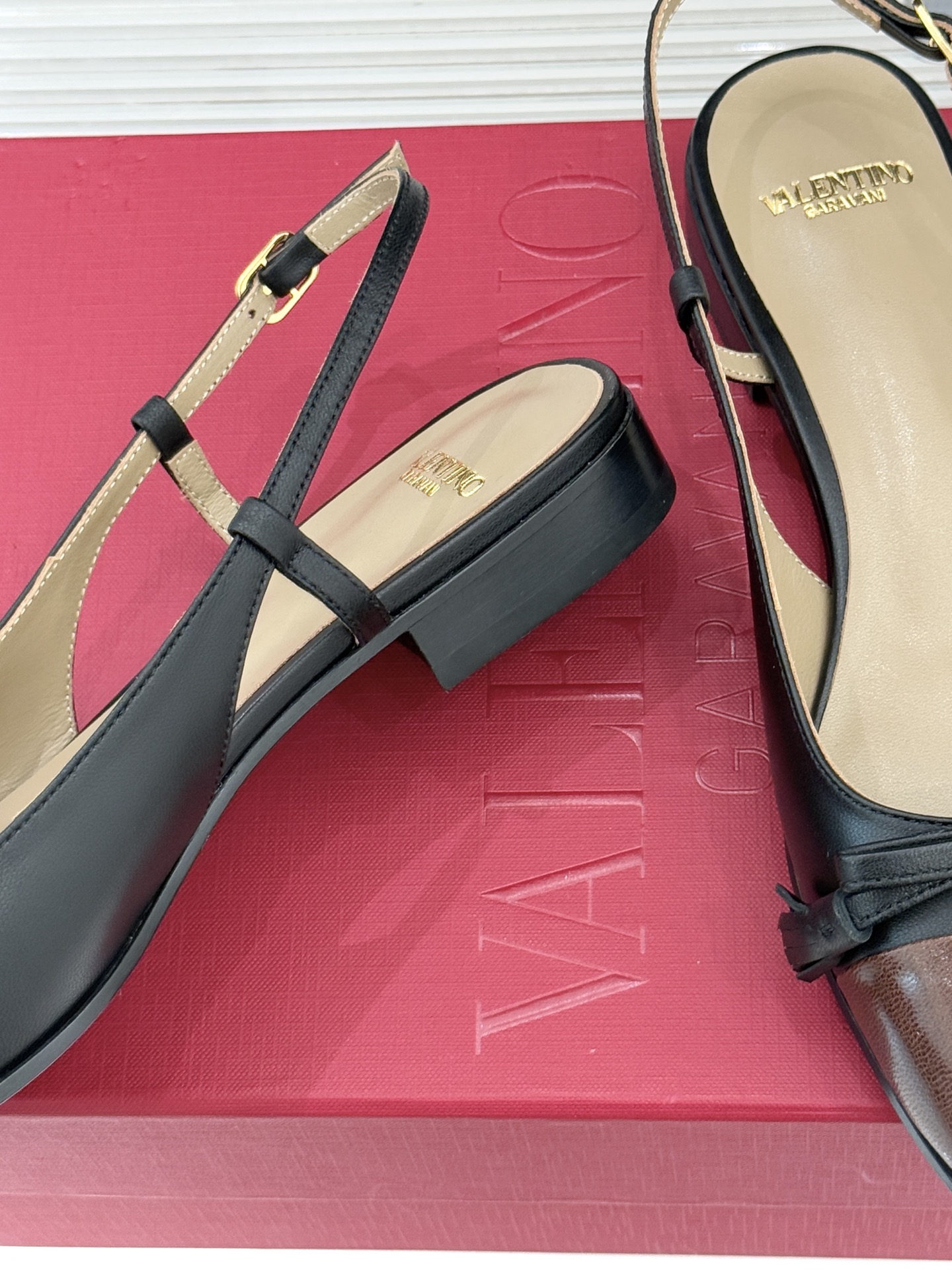 Valentino/华伦天奴经典小V金属扣后空凉鞋这双凉鞋以温柔解构优雅将立体蝴蝶结与标志性小V扣融于凉