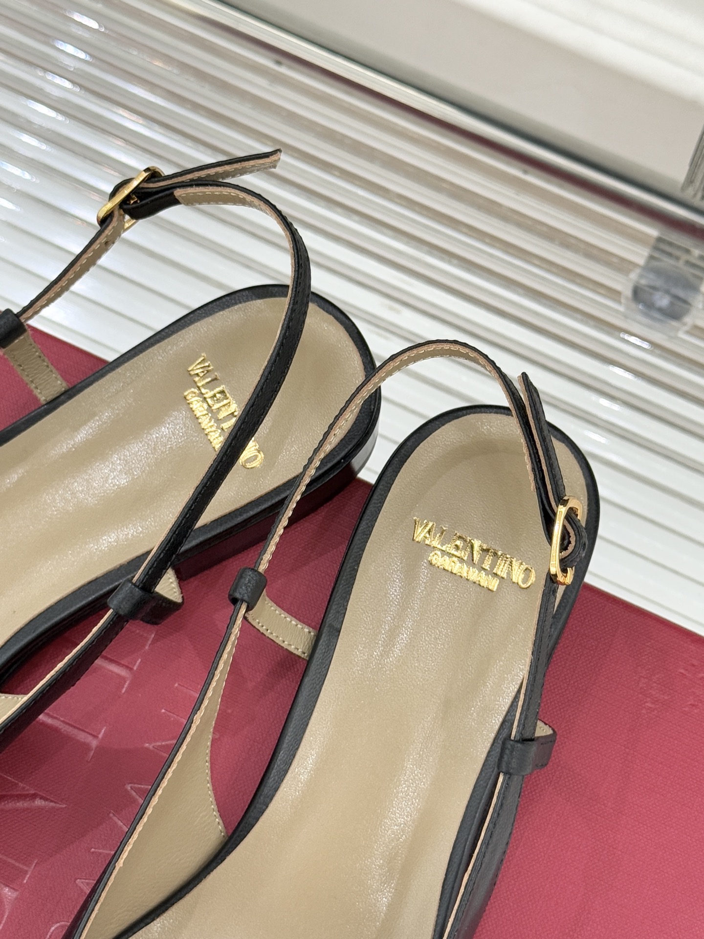 Valentino/华伦天奴经典小V金属扣后空凉鞋这双凉鞋以温柔解构优雅将立体蝴蝶结与标志性小V扣融于凉