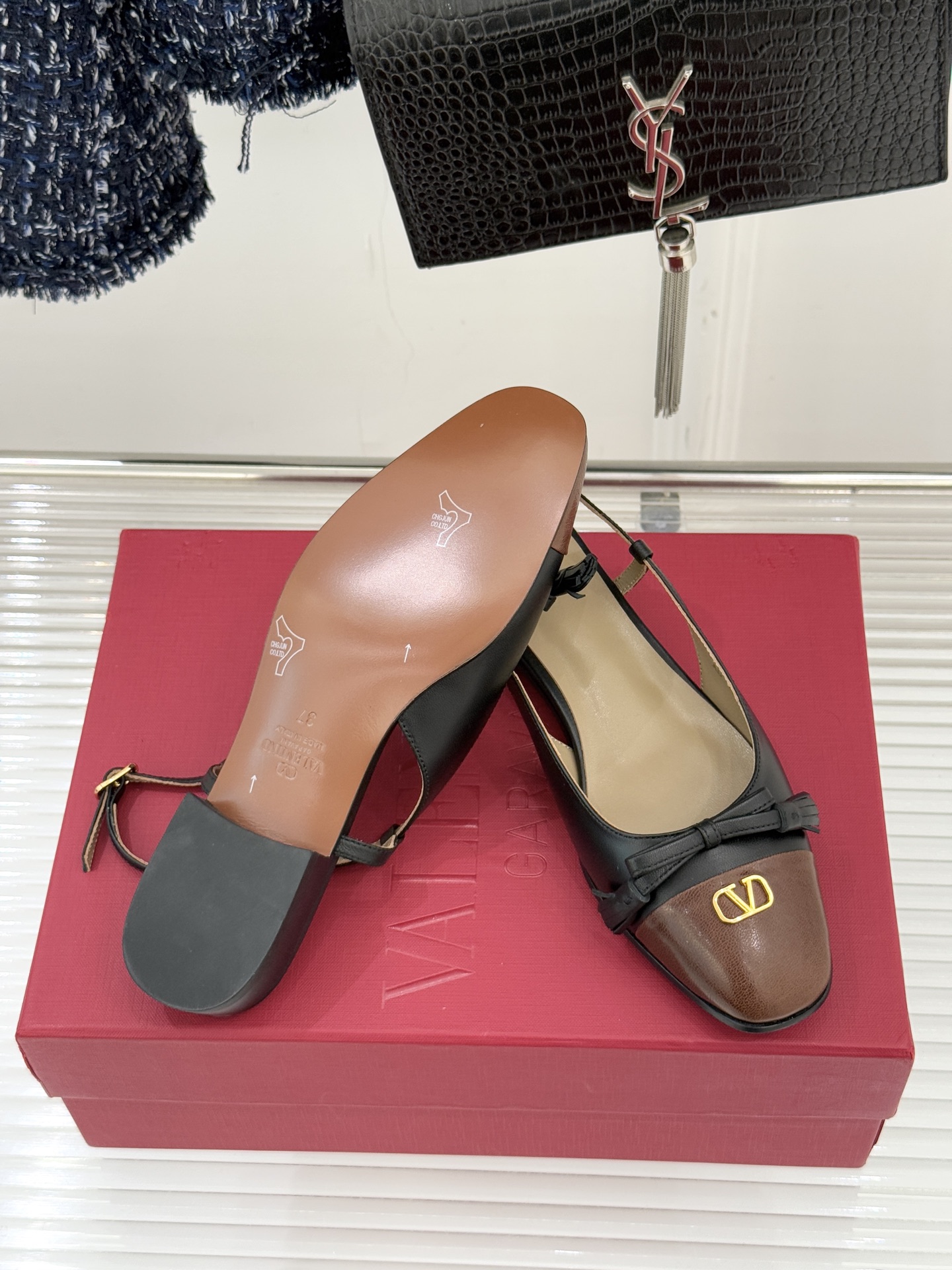 Valentino/华伦天奴经典小V金属扣后空凉鞋这双凉鞋以温柔解构优雅将立体蝴蝶结与标志性小V扣融于凉