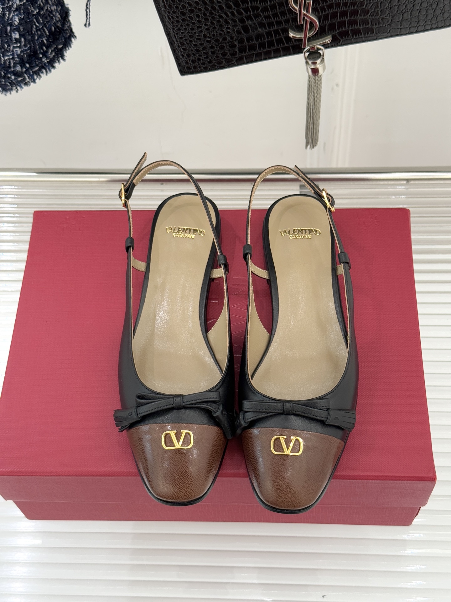 Valentino/华伦天奴经典小V金属扣后空凉鞋这双凉鞋以温柔解构优雅将立体蝴蝶结与标志性小V扣融于凉